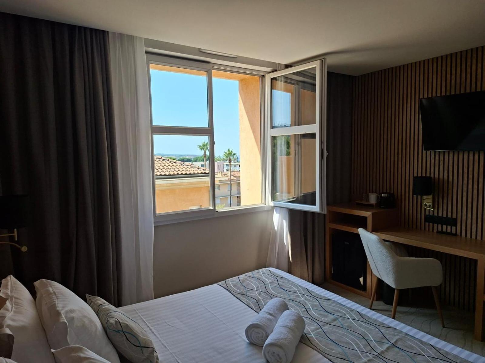 Standard King Room - Non-Smoking 