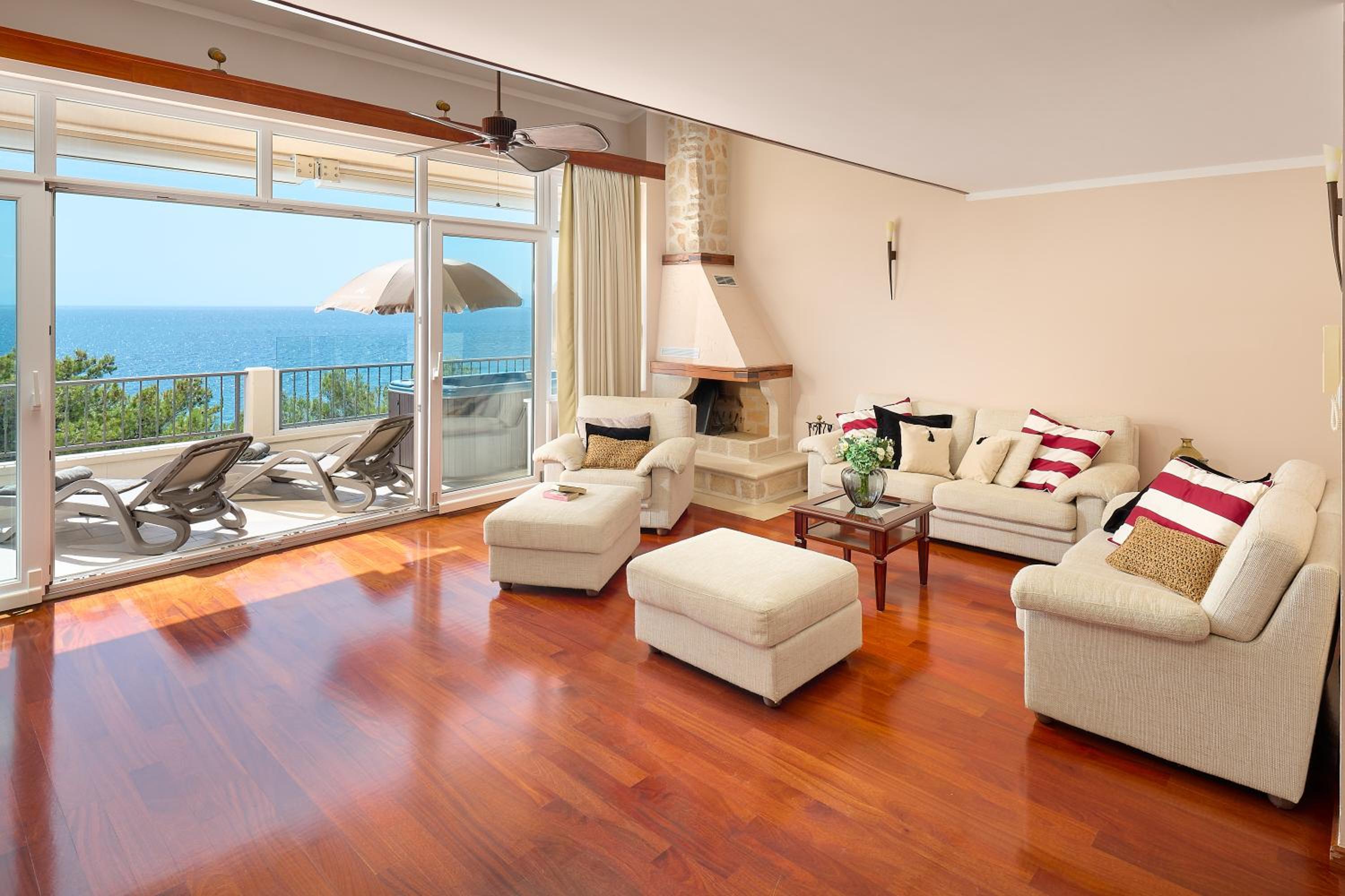 Deluxe Suite with Terrace and Sea View