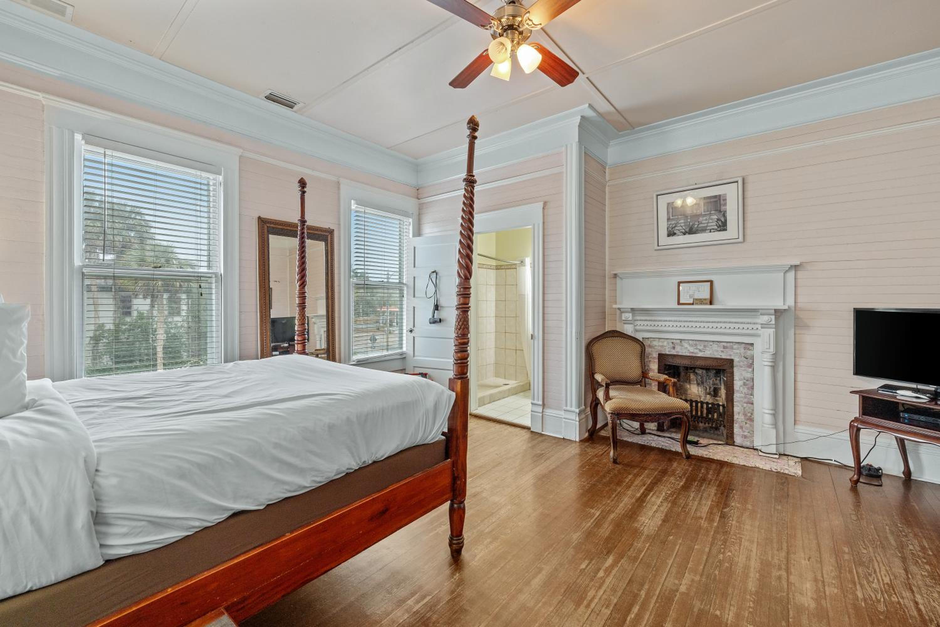 Queen Room - Accessible/Nonsmoking