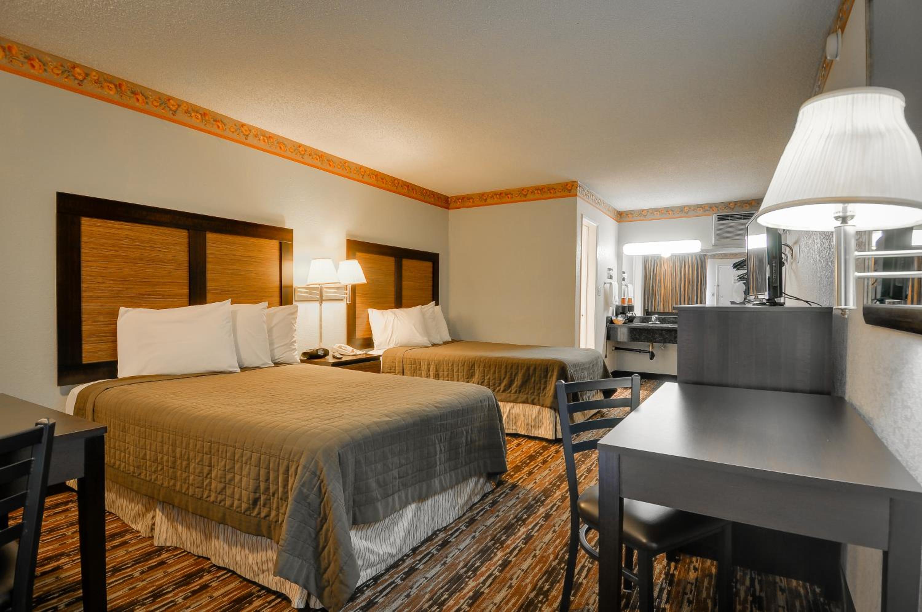 Queen Queen Bed Room