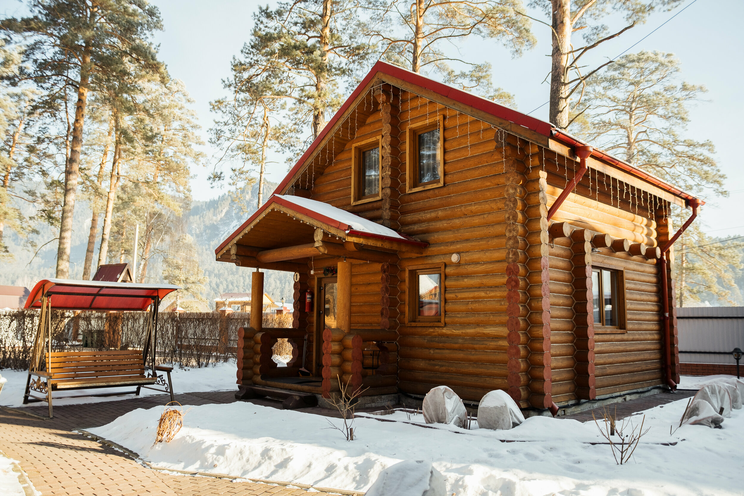 Большой двухэтажный дом