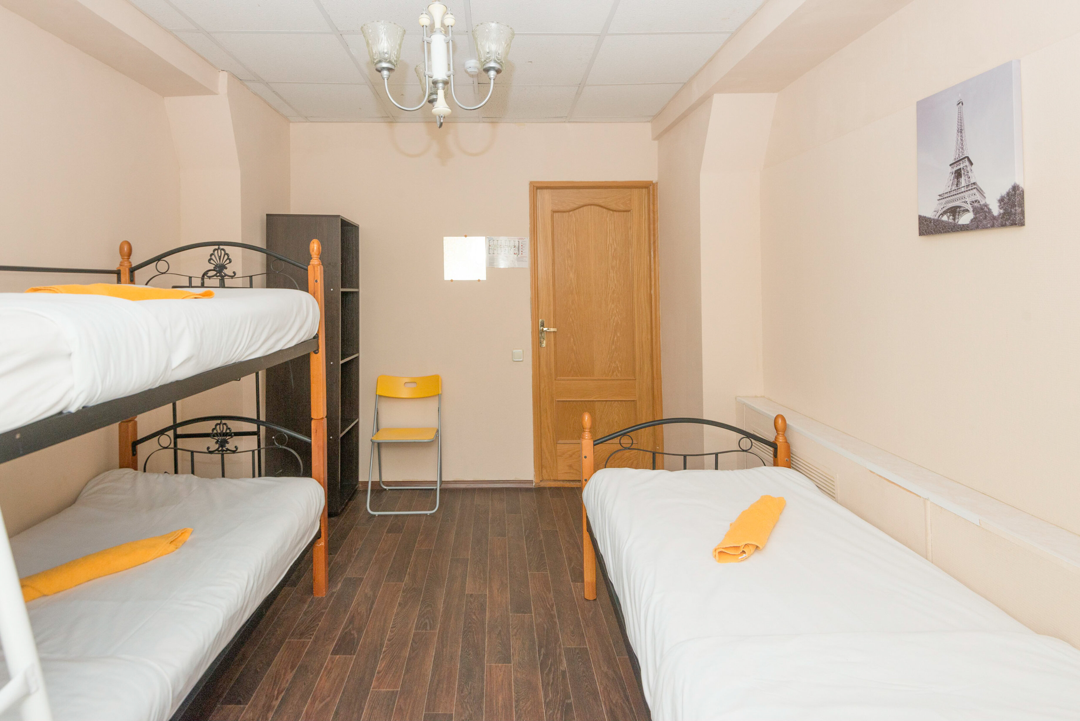 Трехместный номер с общей ванной комнатой