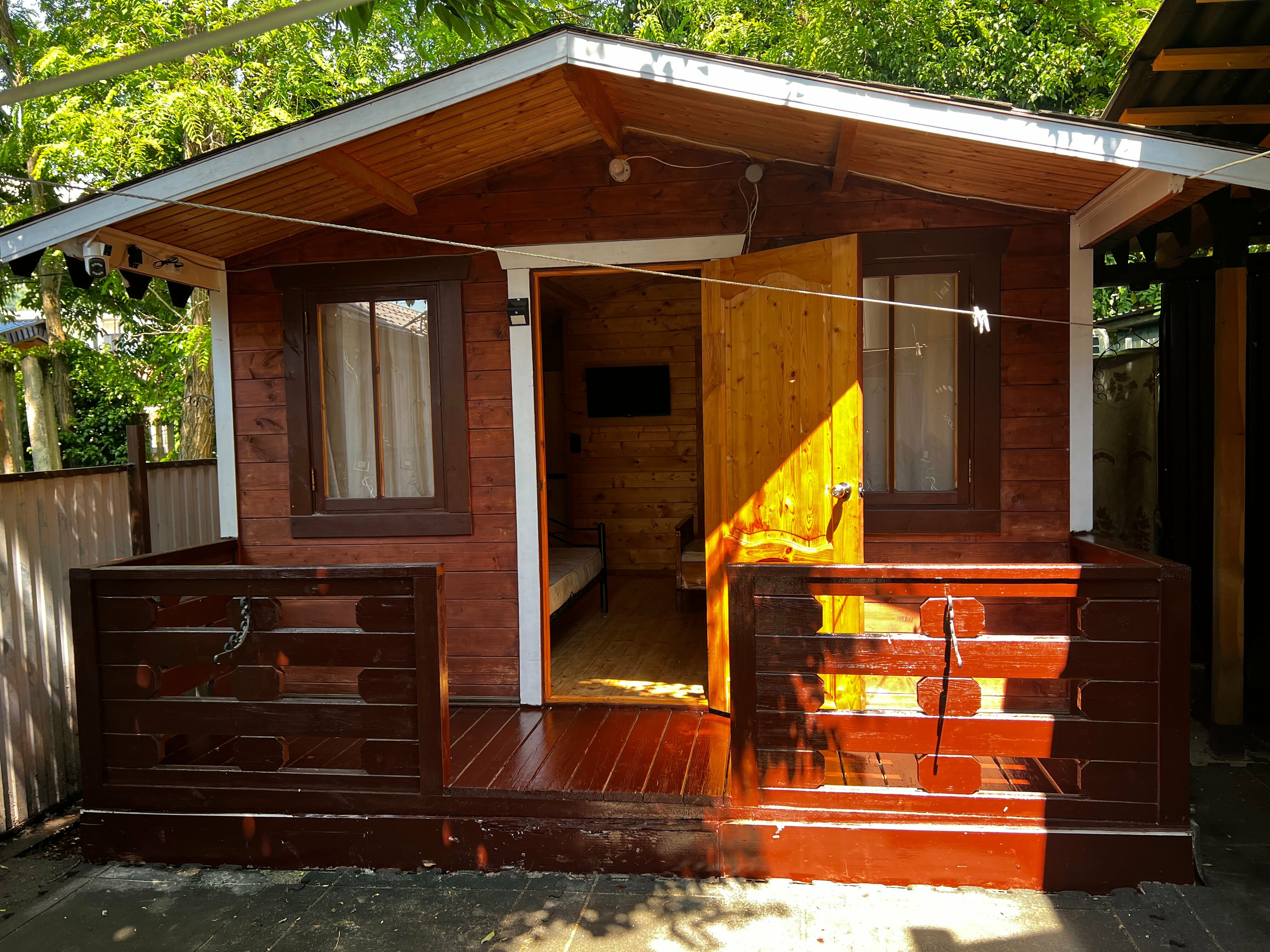 Пятиместный домик на территории с ванной комнатой