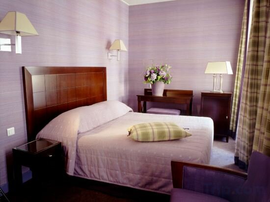 1 Queen And 1 Single, Non-Smoking, Superior Room, Bath Or Shower, Twin Beds On Request