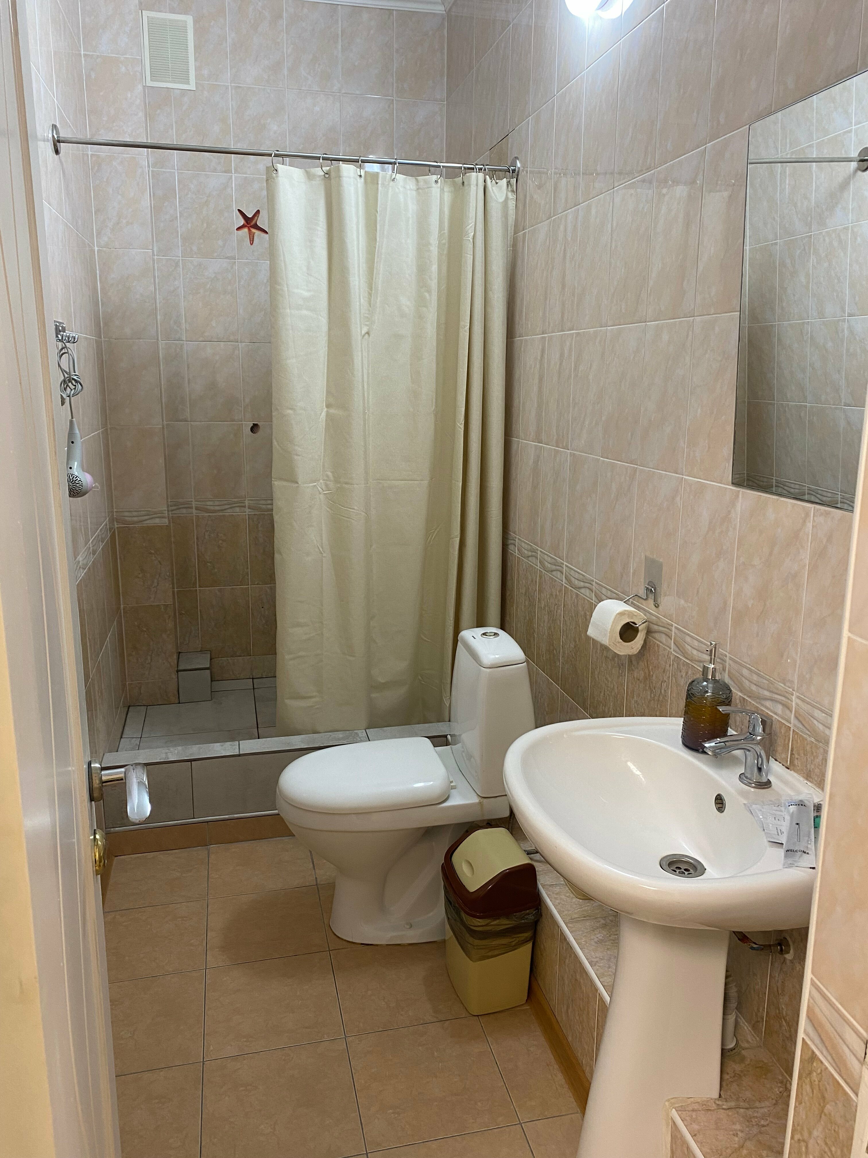 ДВУХМЕСТНЫЙ СТАНДАРТ С ЗАВТРАКОМ с внешней личной ванной комнатой  и дополнительным местом