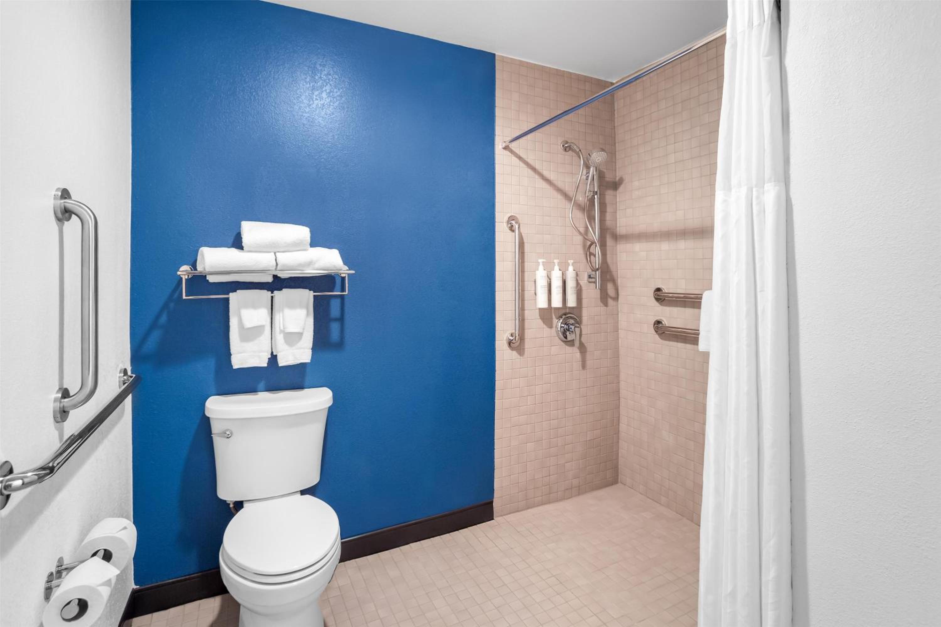 Queen Room with Roll-In Shower - Mobility Access