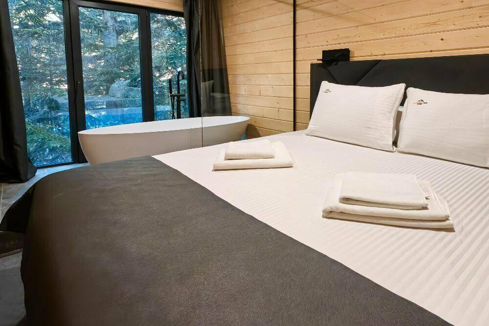 Дом Квадро 11 с ванной в спальне у панорамного окна (без посещения бани и бассейна)