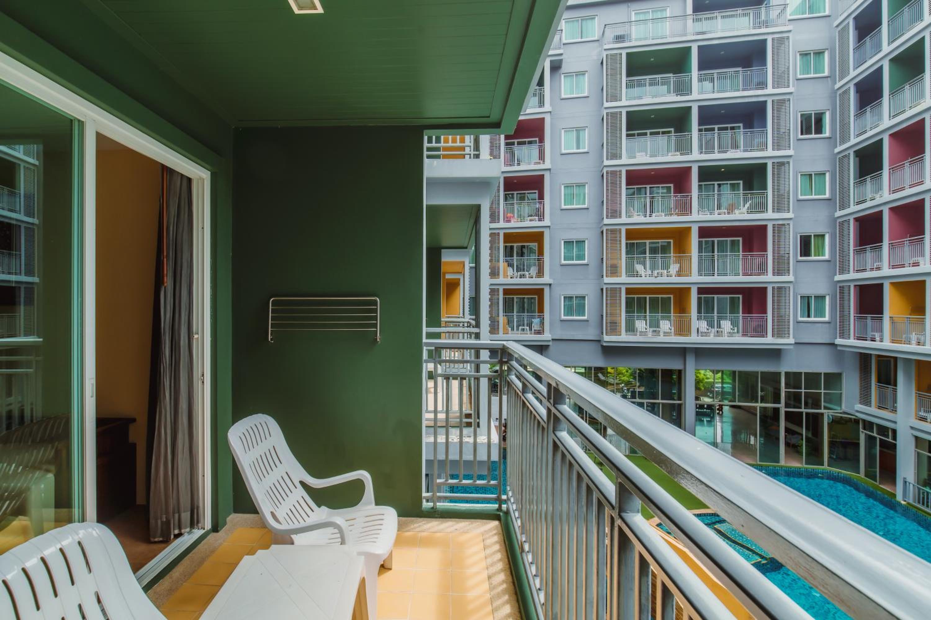 Deluxe Suite King - Pool View