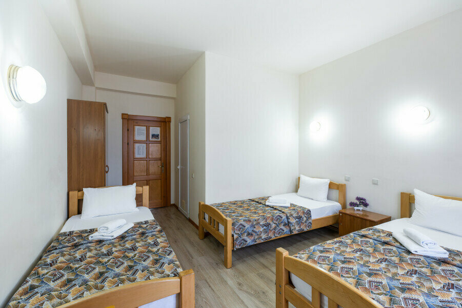 Трехместный номер с балконом