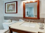 Deluxe King Room в Wyndham Garden Chinatown
