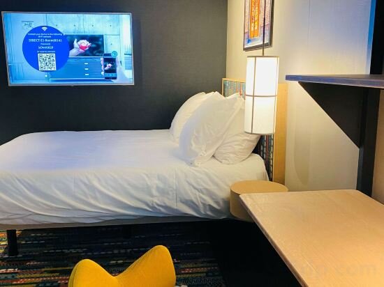 Standard Queen Room With Roll-In Shower - Disability Access