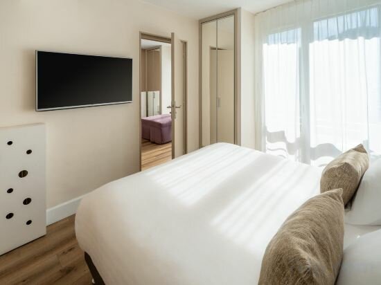 Comfort Queen Room With Forest View