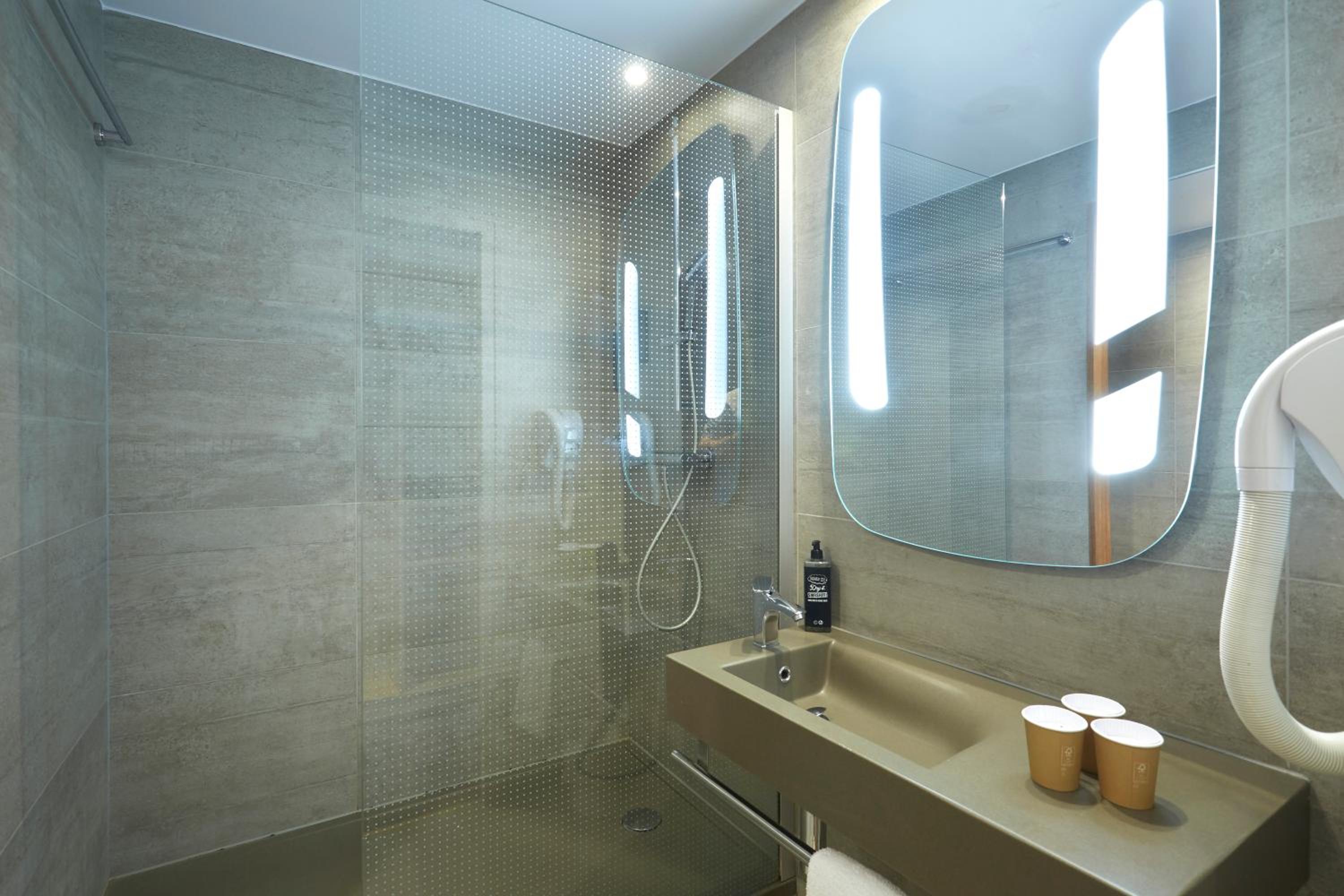 Standard Room with One Double Bed and One Single Bed