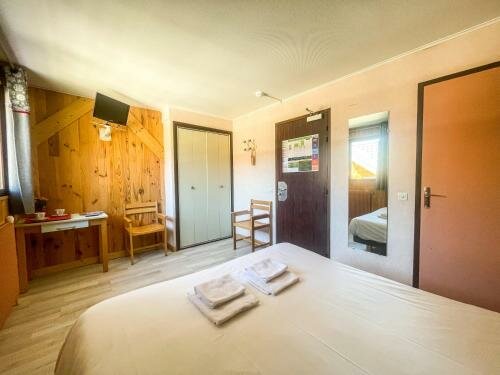 Double or Twin Room with Mountain View