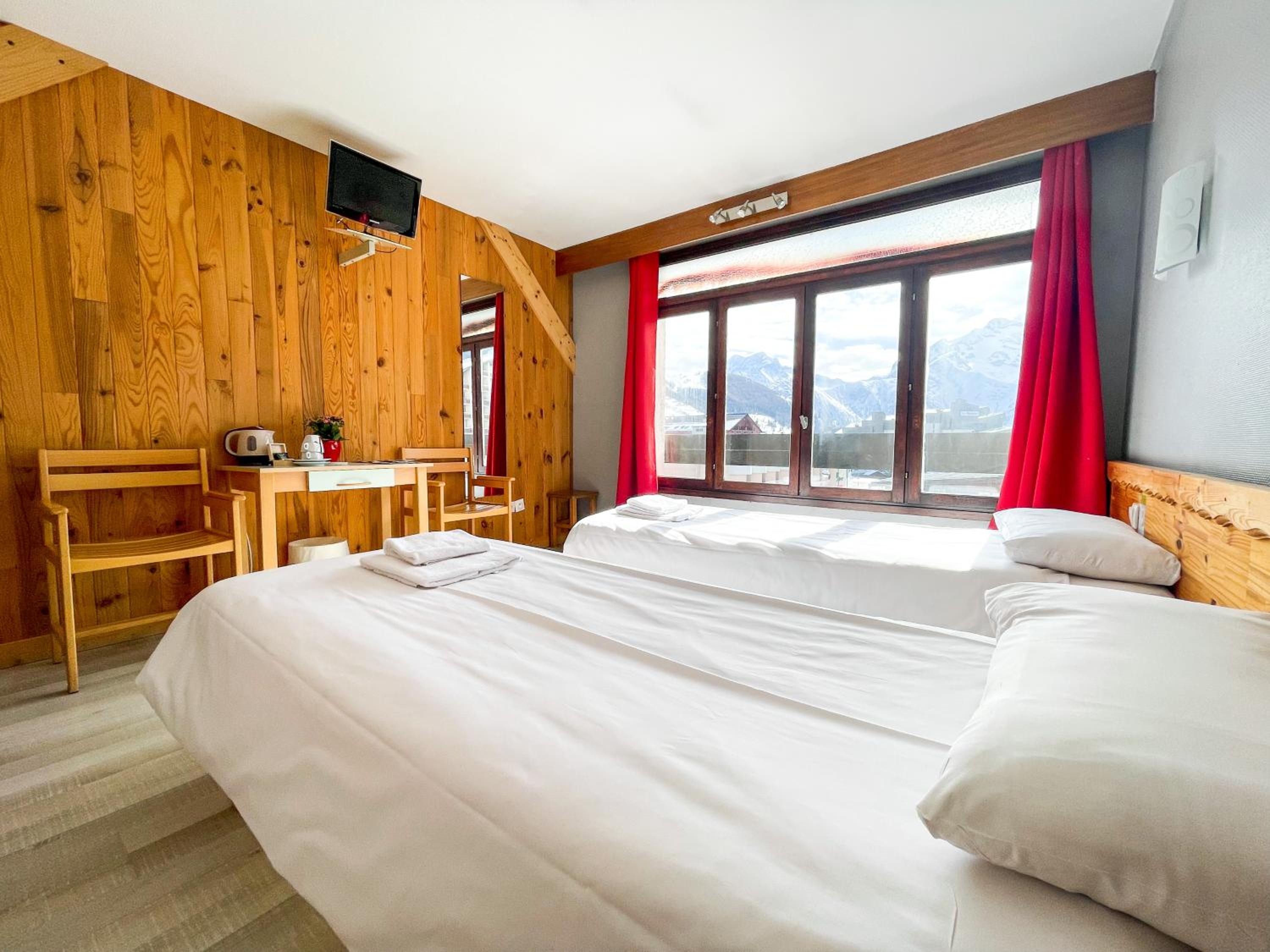 Double or Twin Room with Mountain View