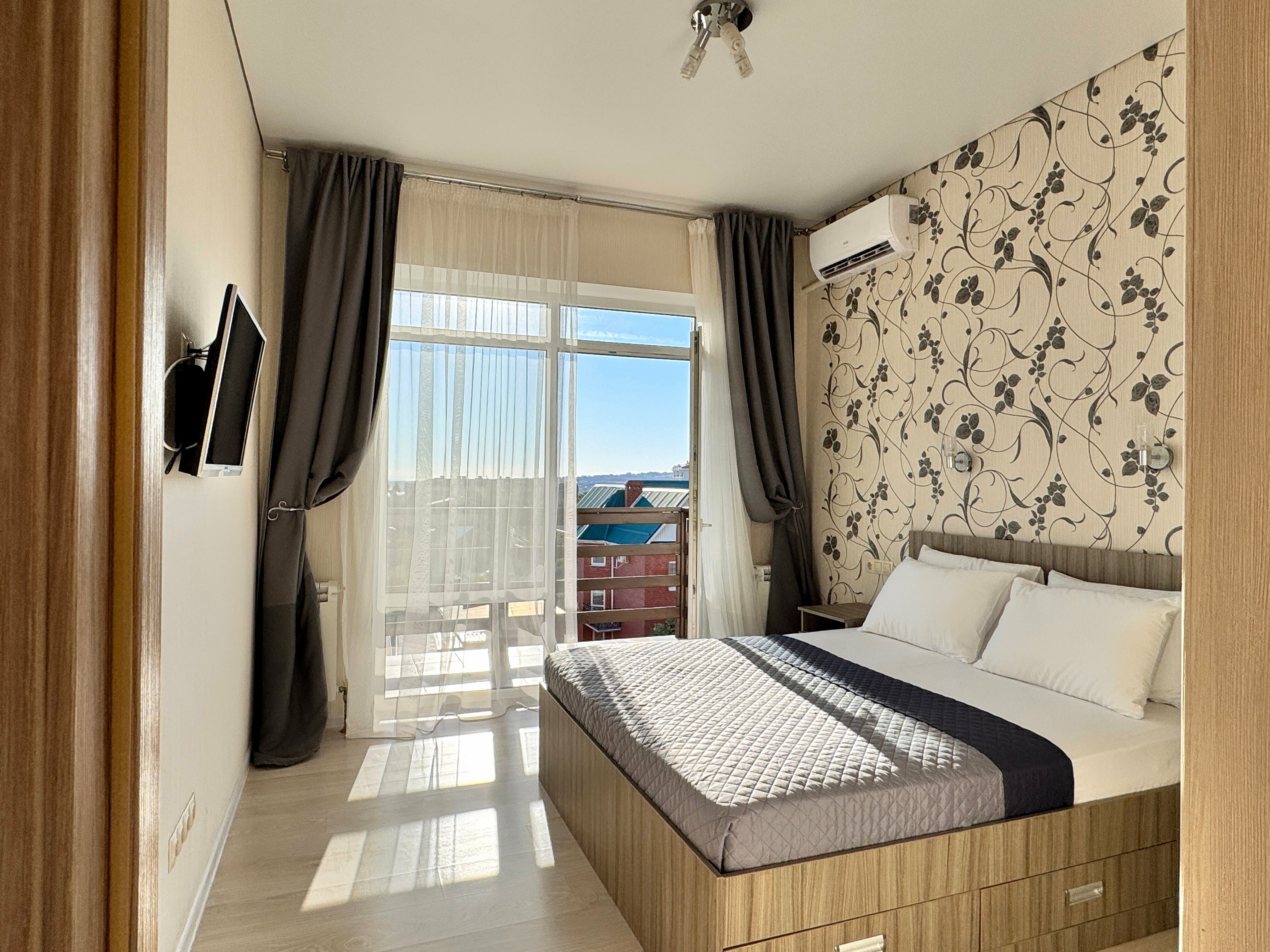 двухкомнатный люкс с кухней,балконом и видом на море и бассейн