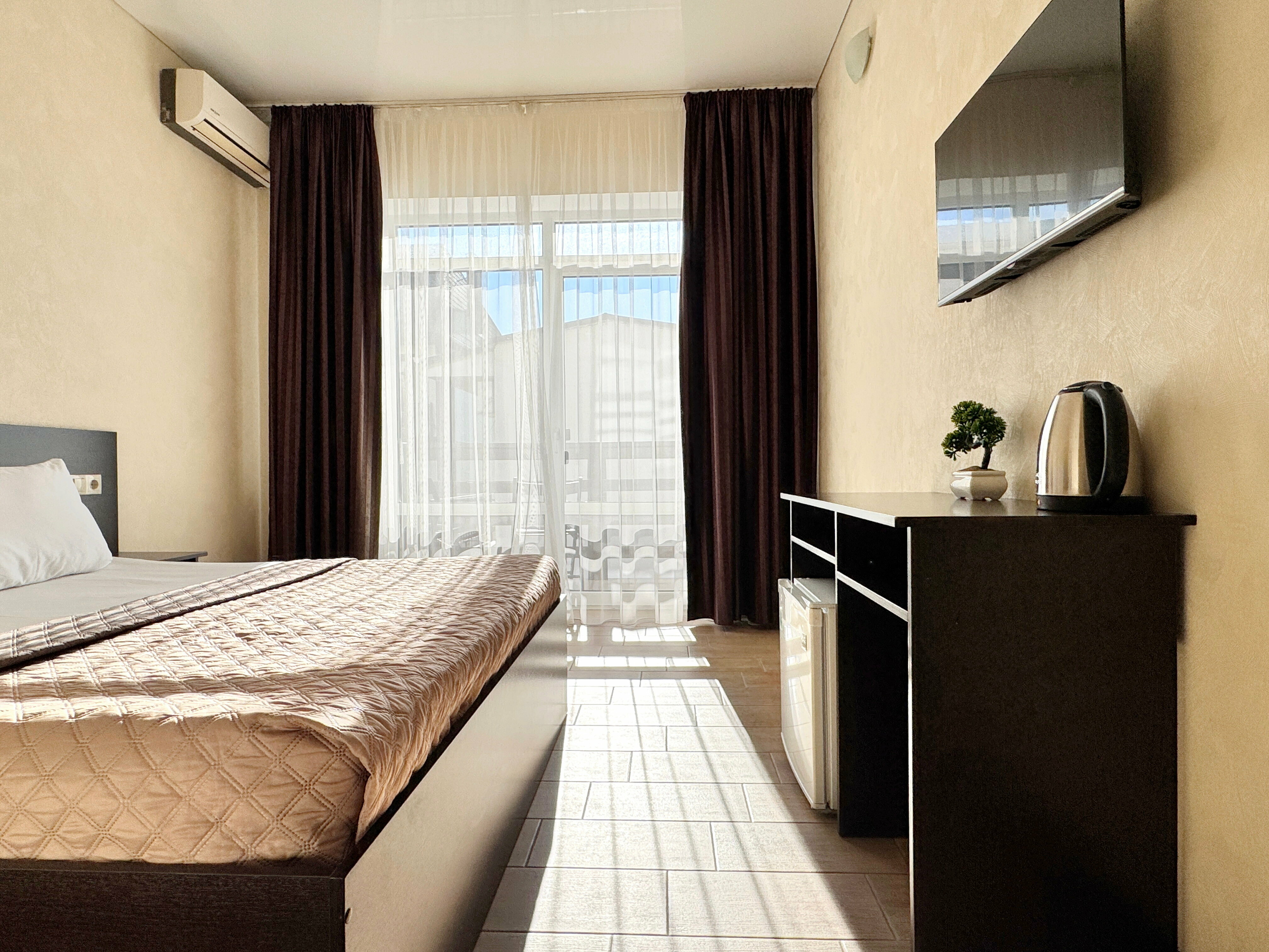 Комфорт двухместный с одной кроватью, балконом и видом на бассейн