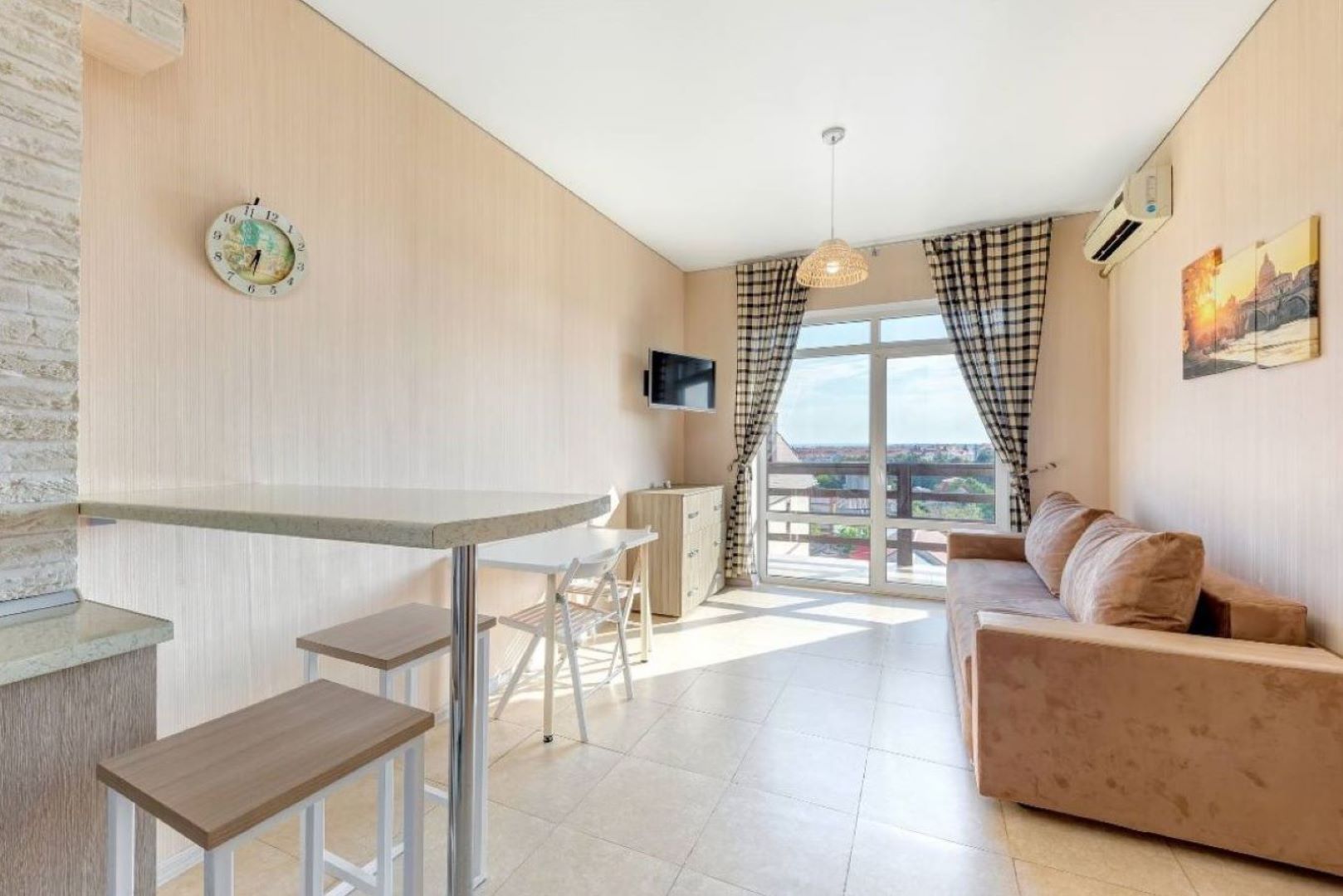 двухкомнатный люкс с кухней,балконом и видом на море и бассейн