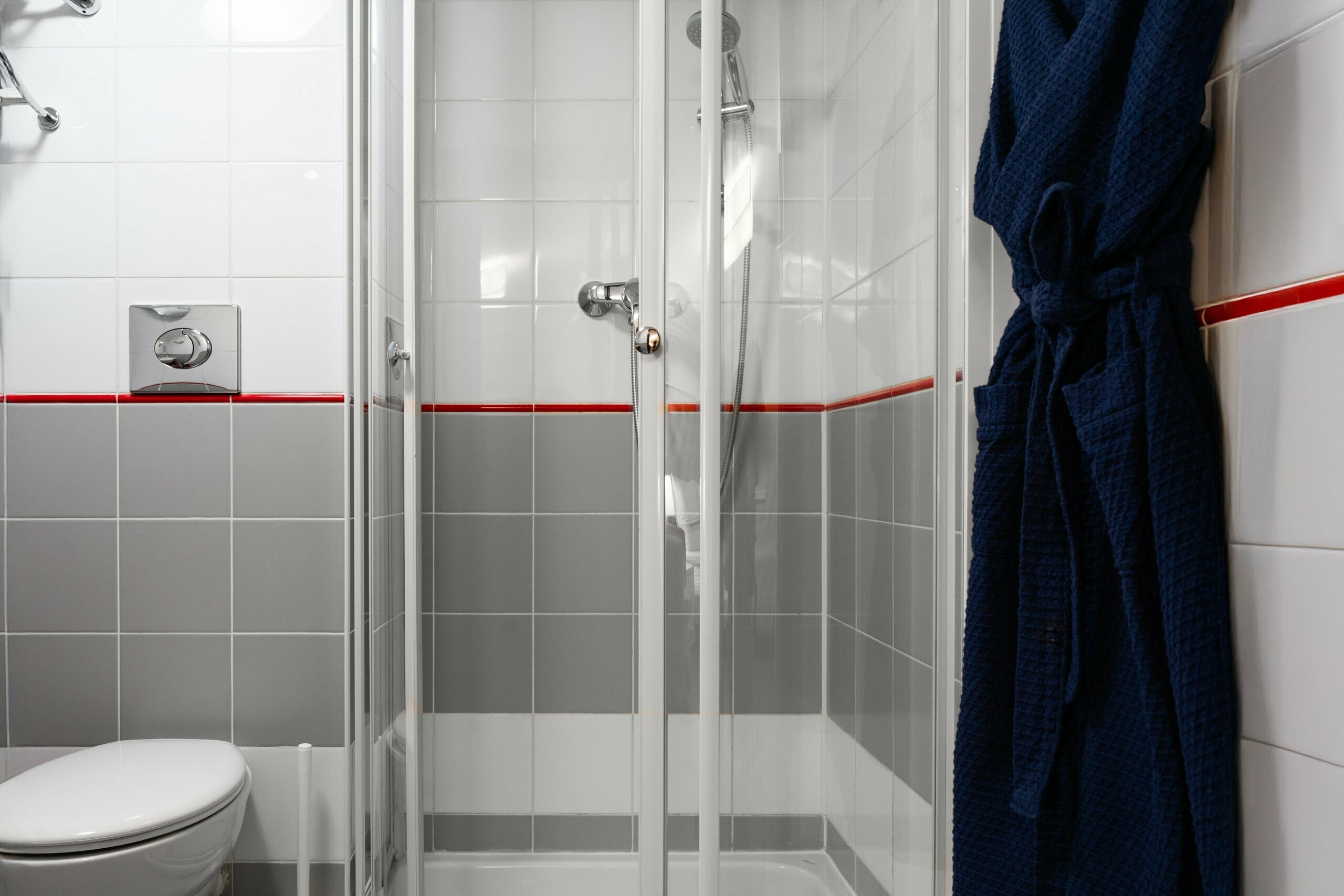 Номер стандарт с окном, выходящим во внутренний холл отеля (без естественного освещения)