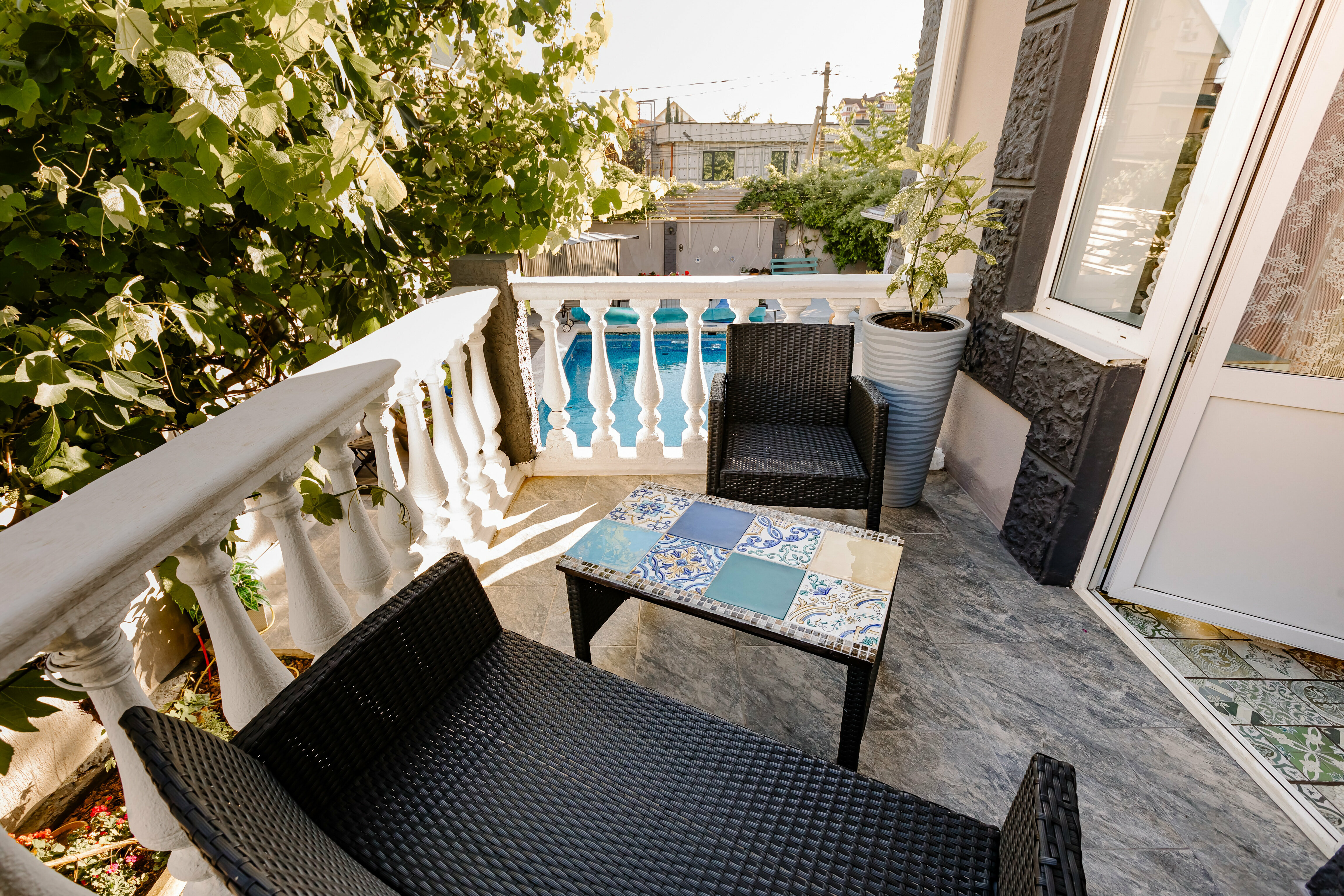 Улучшенный двухместный номер с балконом и 1 большой кроватью, либо 2 отдельными.