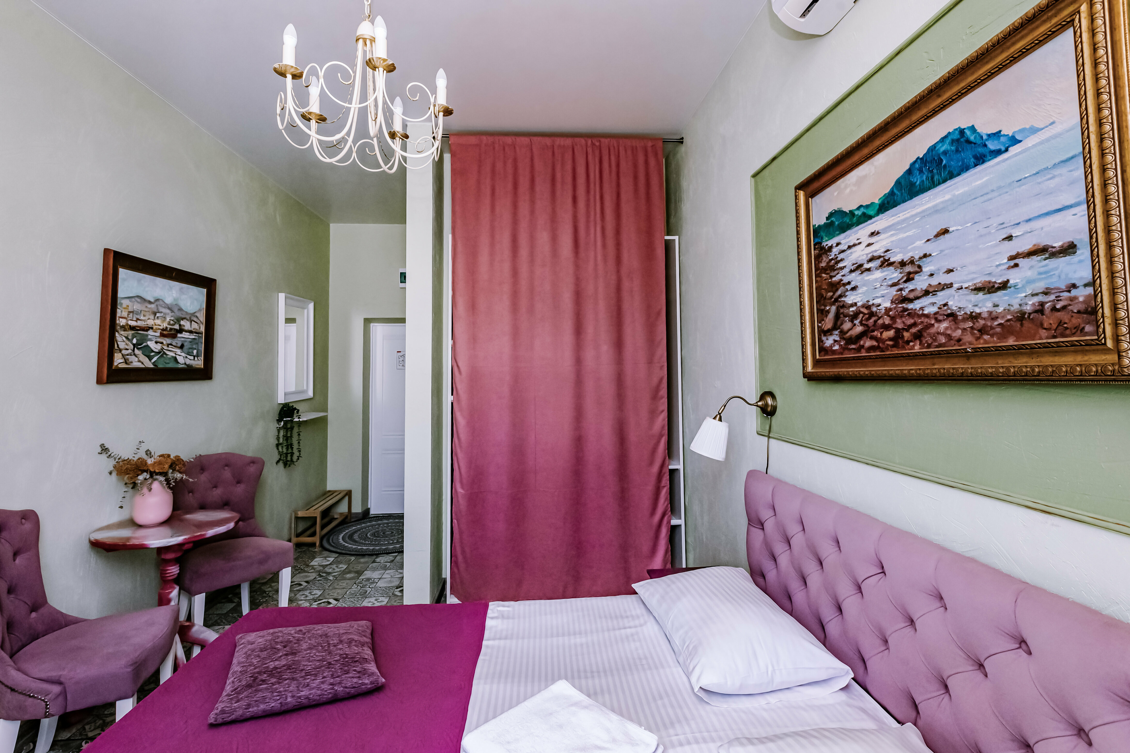 Улучшенный двухместный номер с балконом и 1 большой кроватью, либо 2 отдельными.