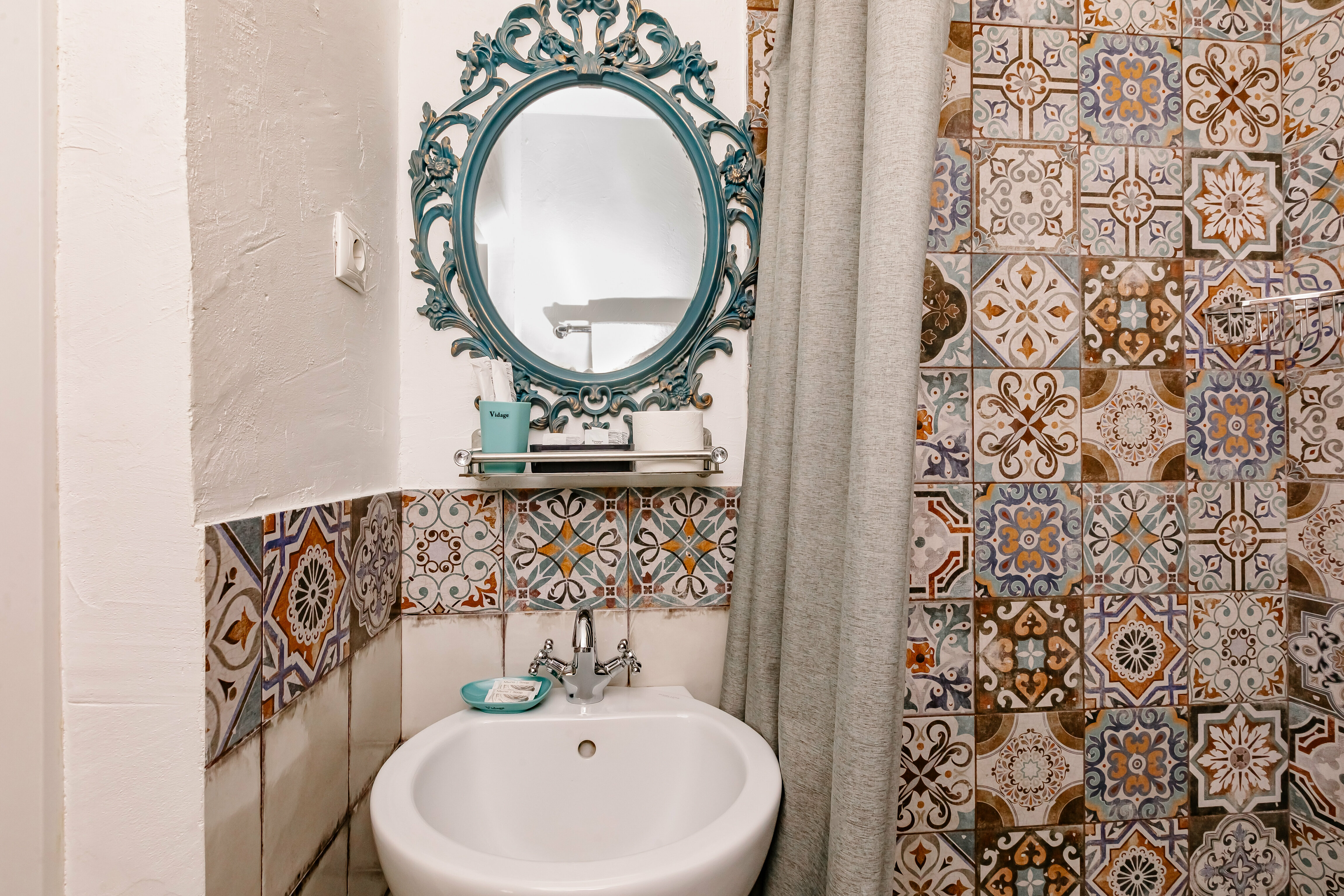 Улучшенный двухместный номер с балконом и 1 большой кроватью, либо 2 отдельными.