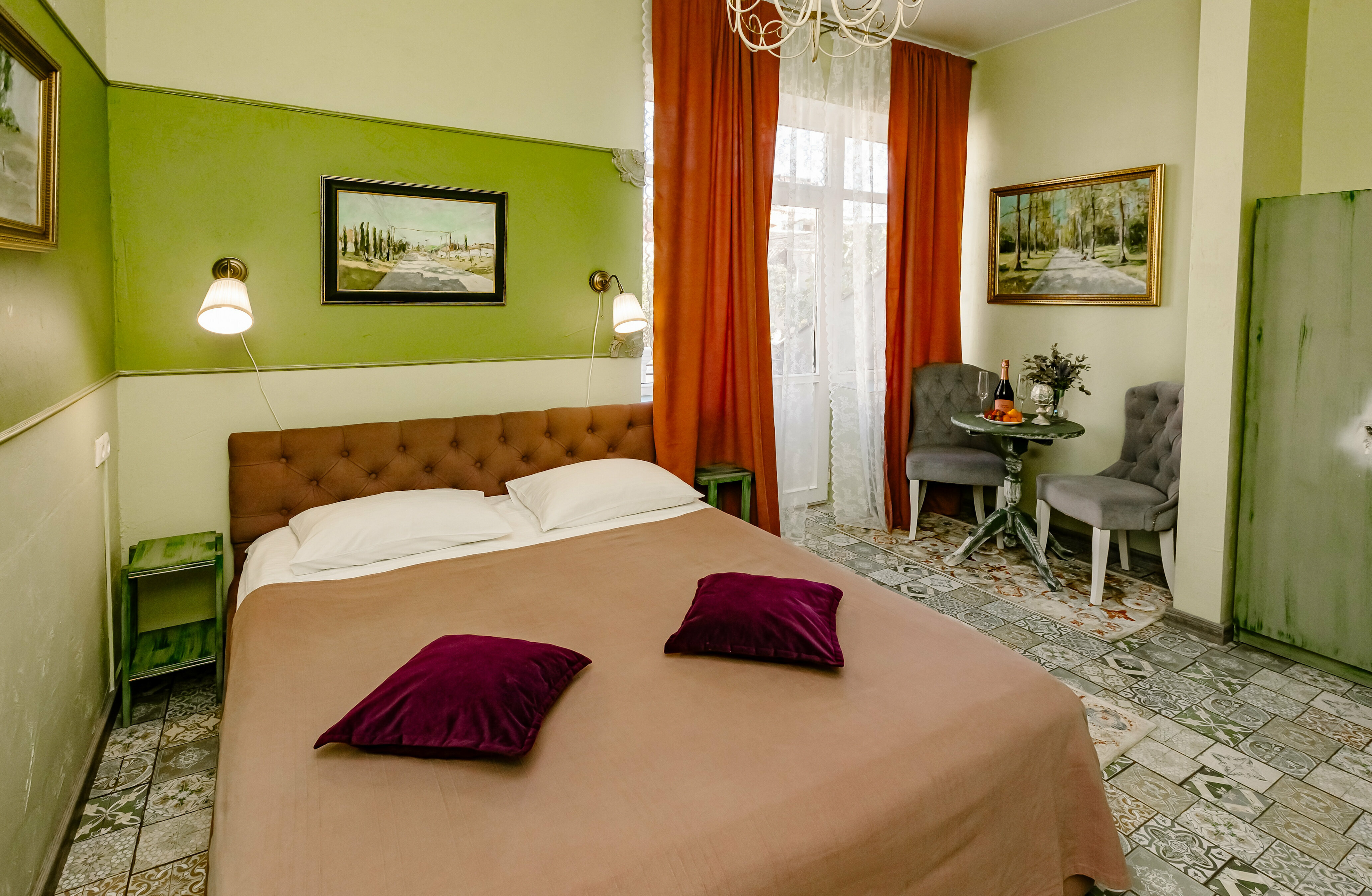 Улучшенный двухместный номер с балконом и 1 большой кроватью, либо 2 отдельными.