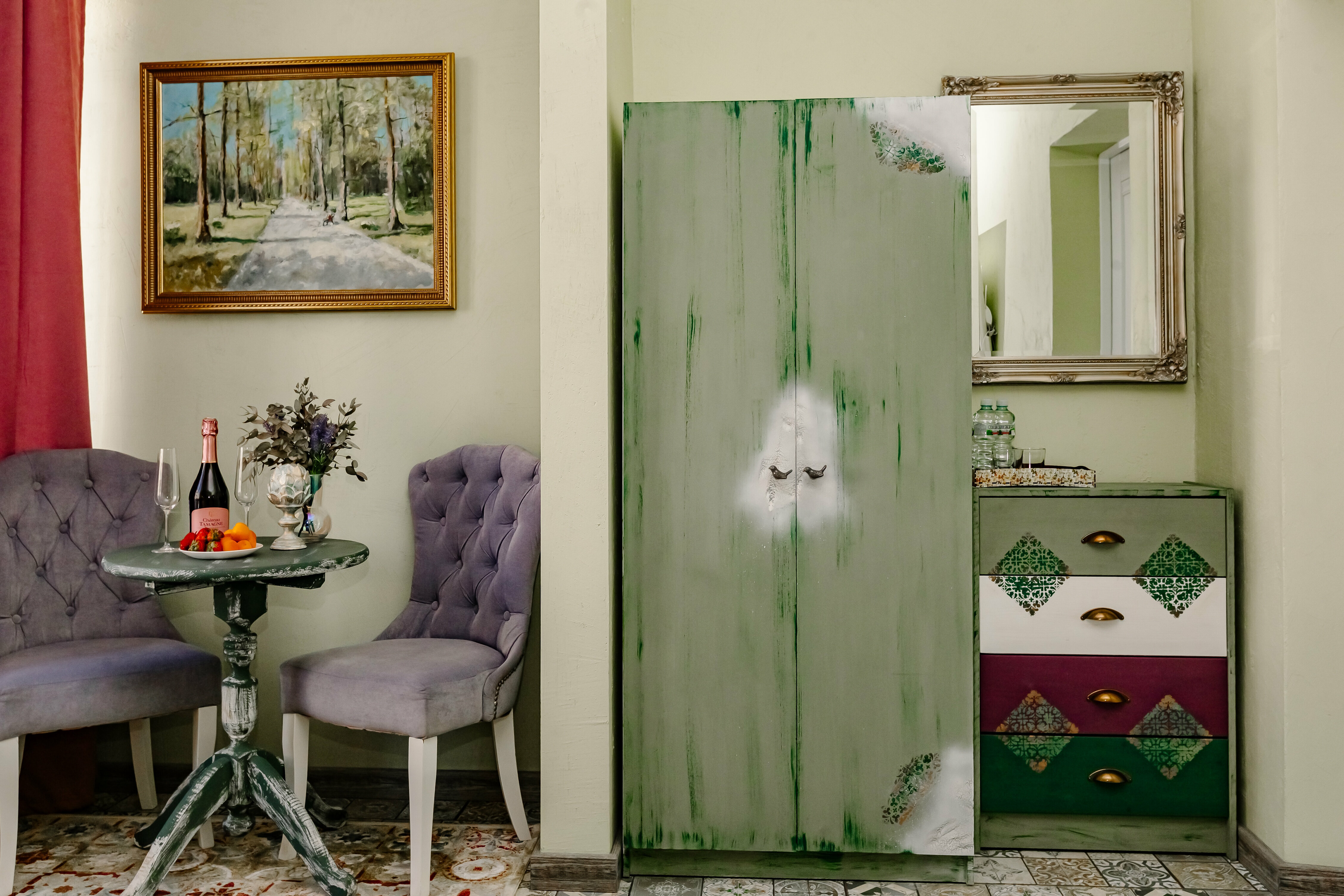 Улучшенный двухместный номер с балконом и 1 большой кроватью, либо 2 отдельными.