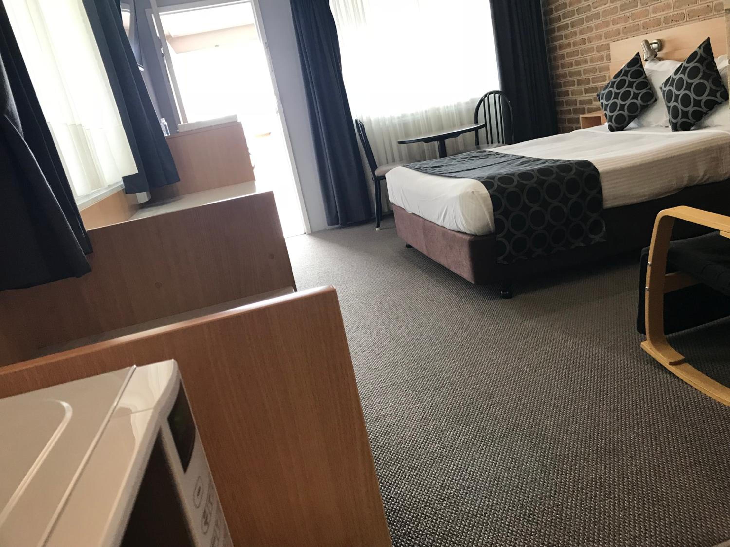 Queen Room (Next to Highway)