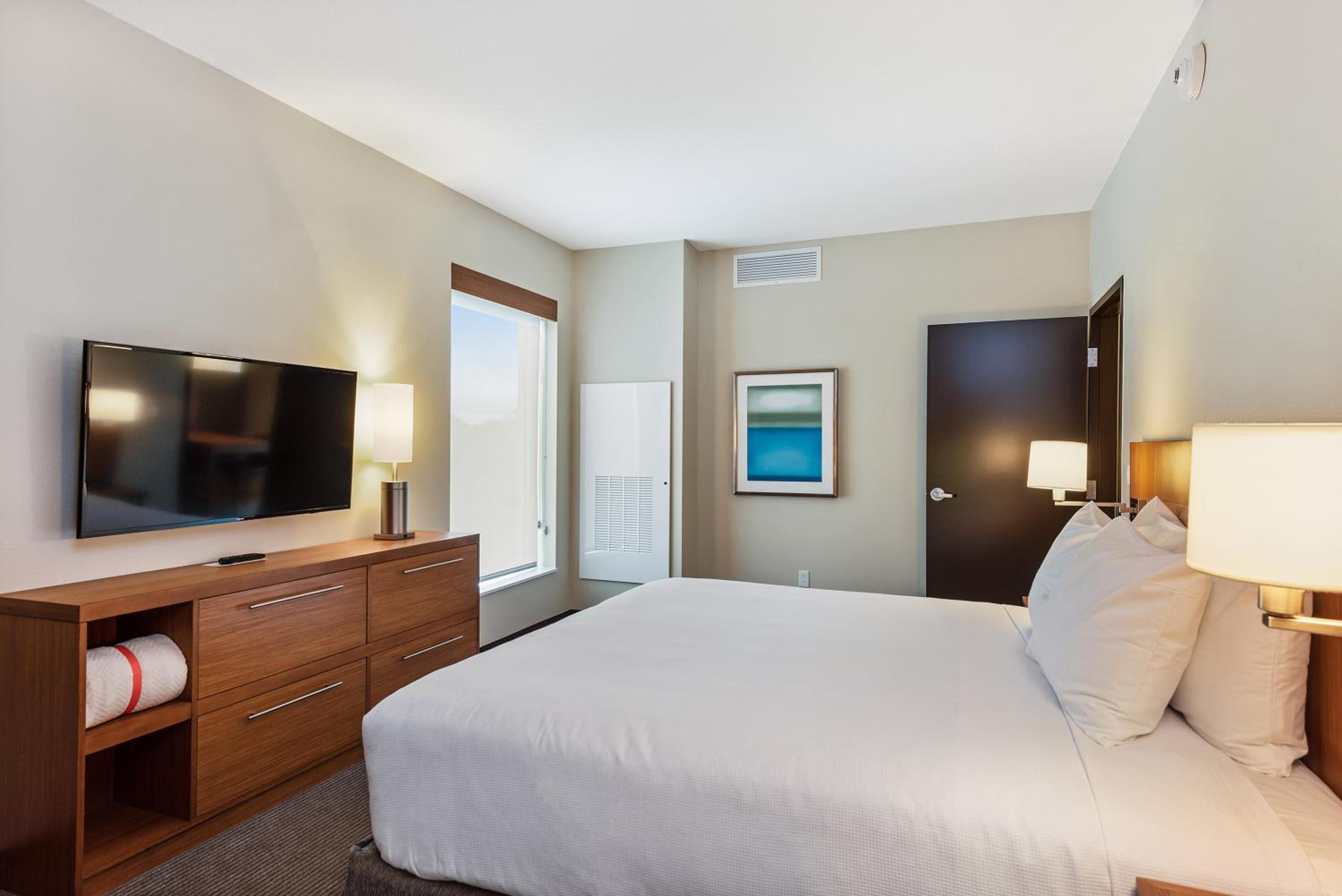 King Suite with Sofa Bed and Tub - Disability Access