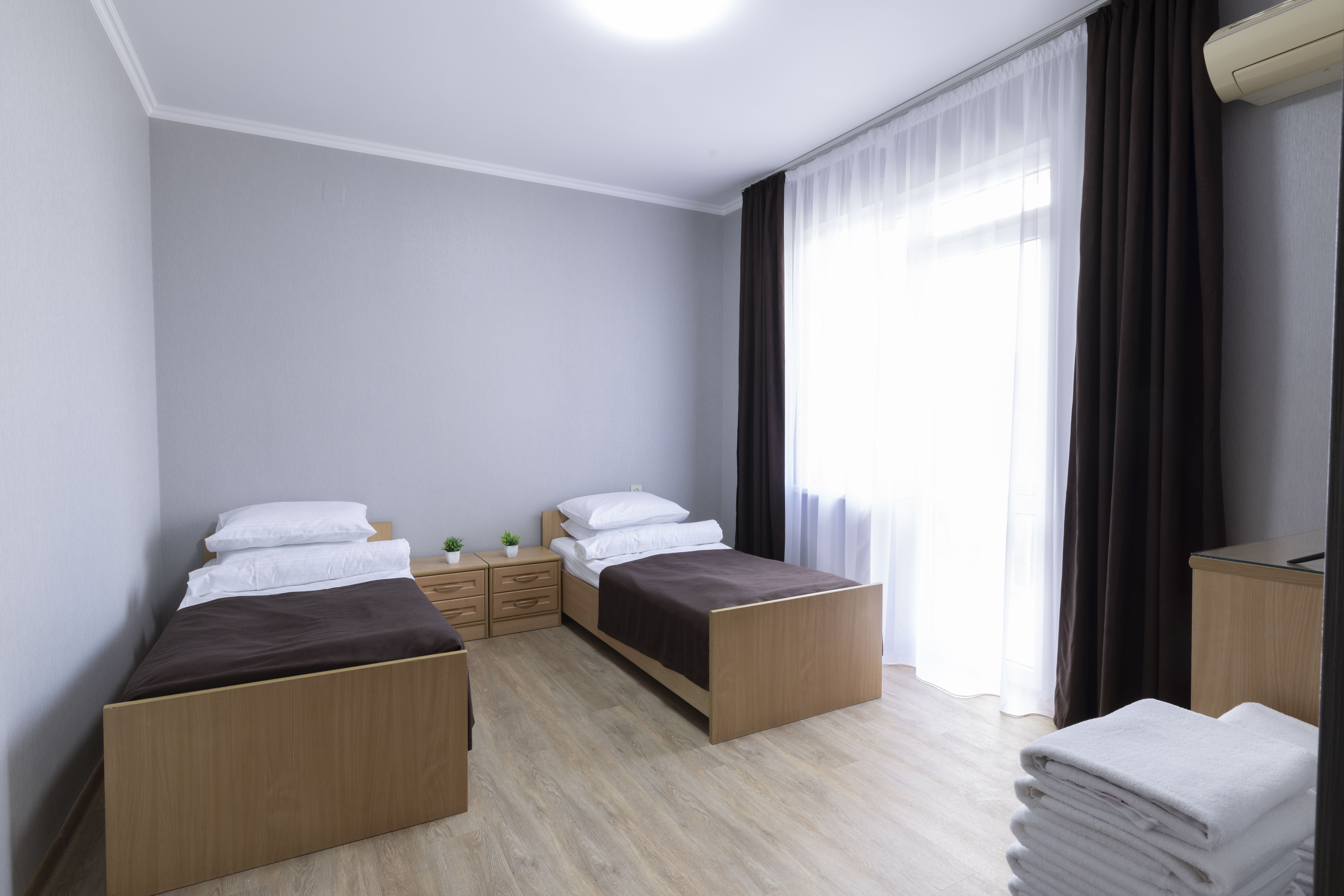 Двухкомнатный четырехместный номер с двумя балконами