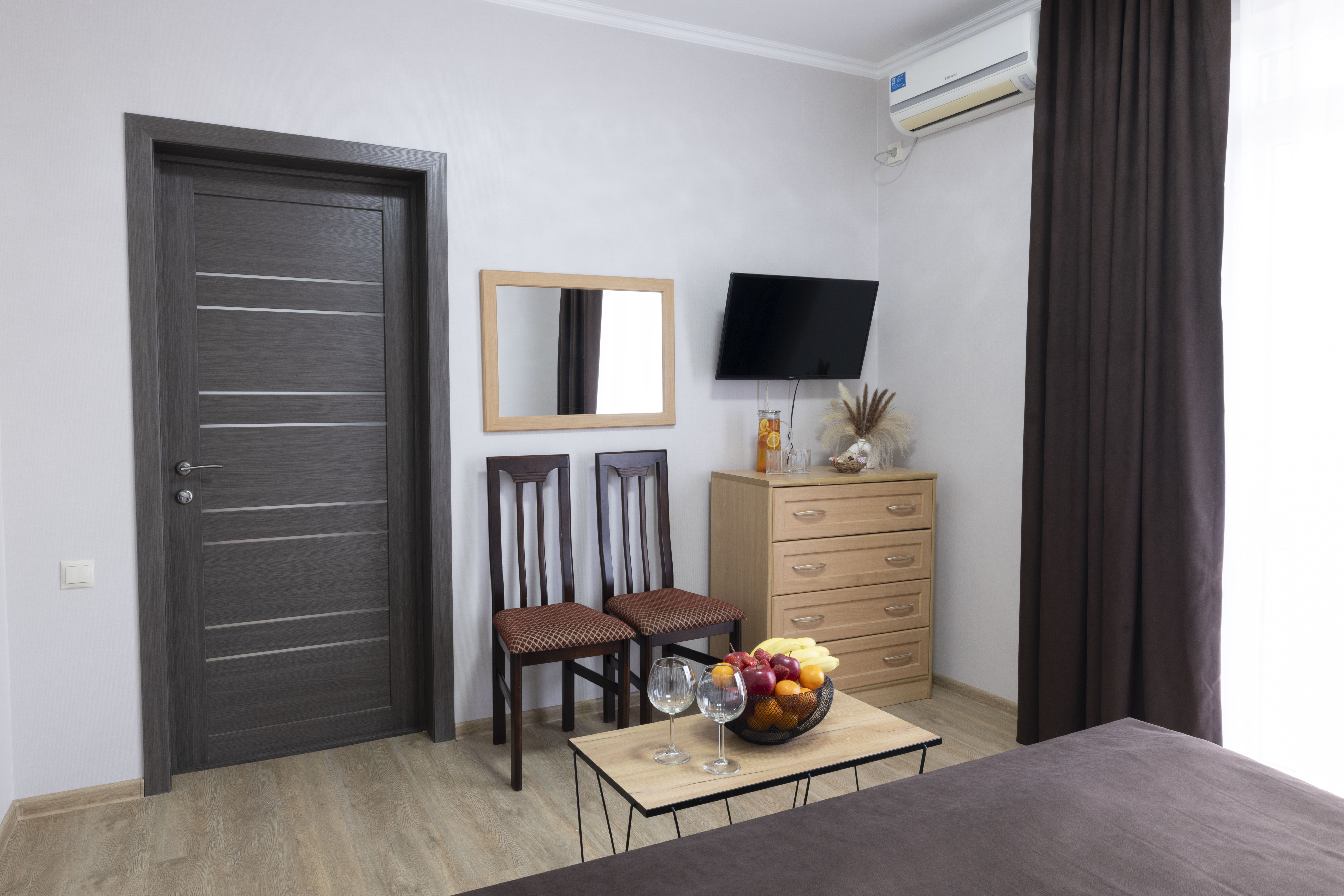 Двухкомнатный четырехместный номер с двумя балконами