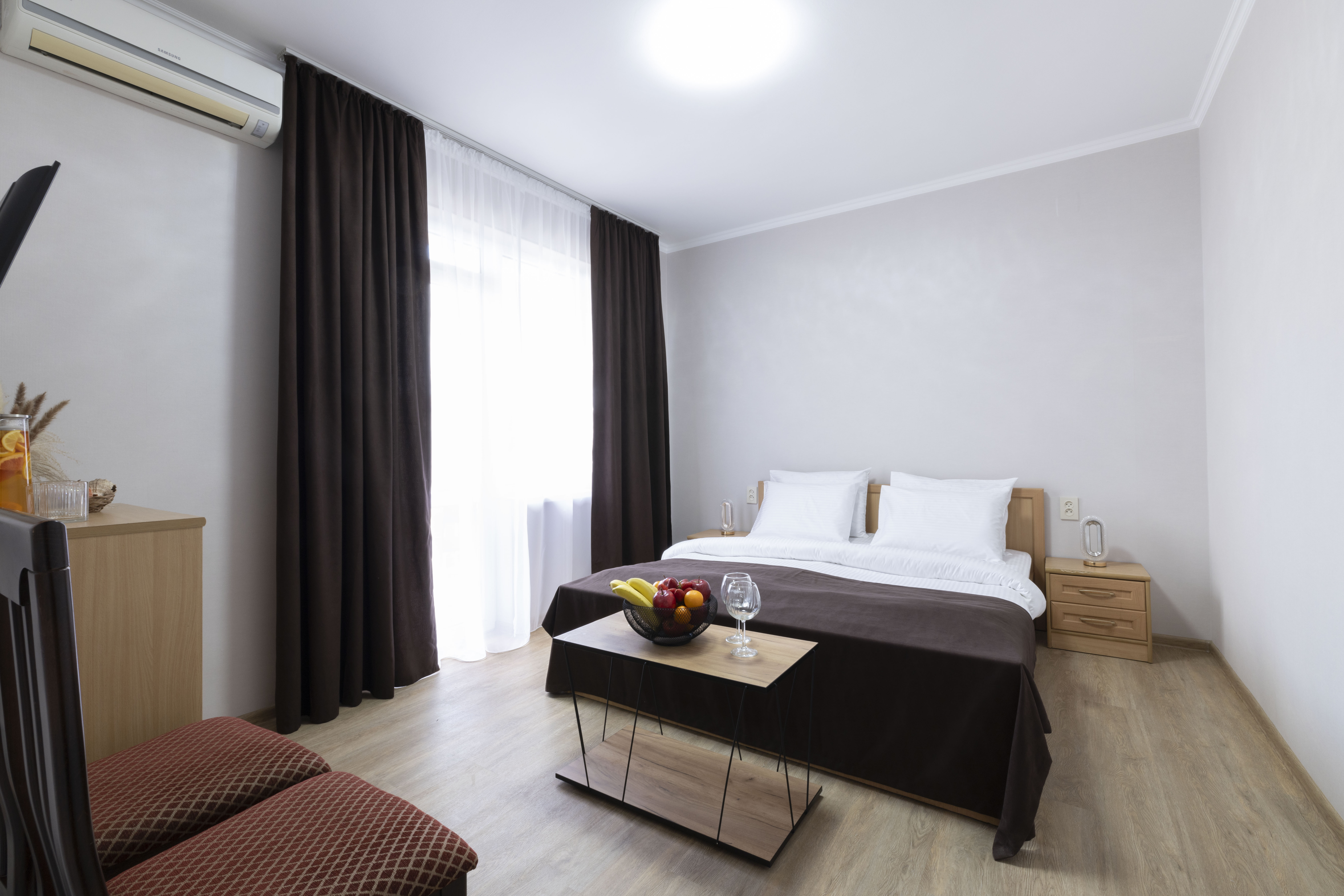 Двухкомнатный четырехместный номер с двумя балконами