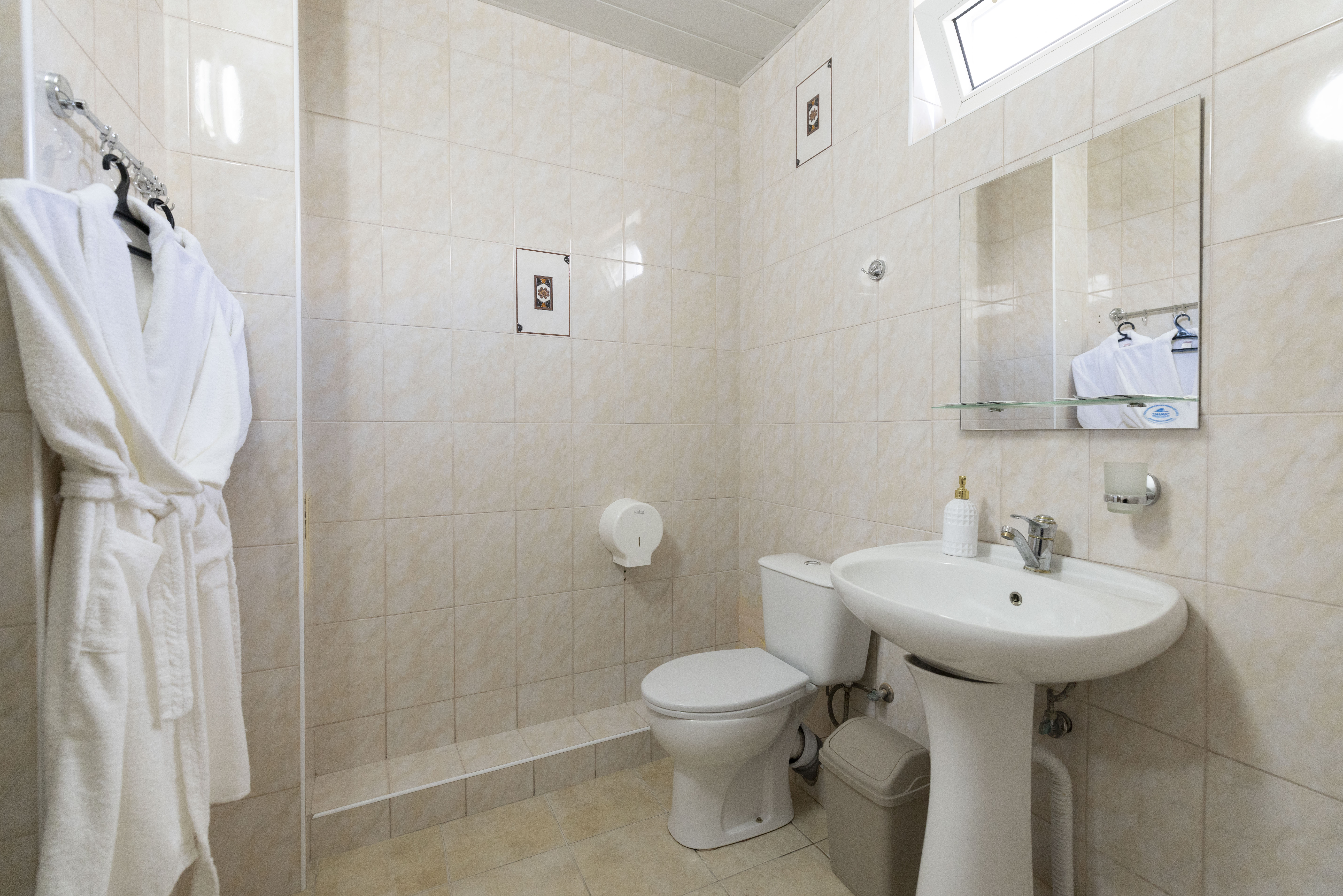 Двухкомнатный четырехместный номер с двумя балконами