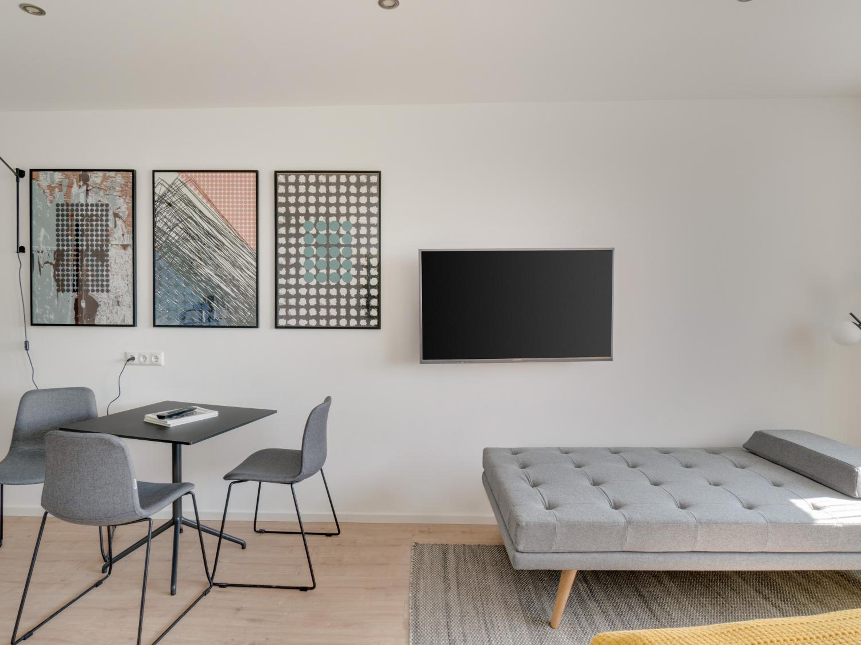 Suite L + seating area