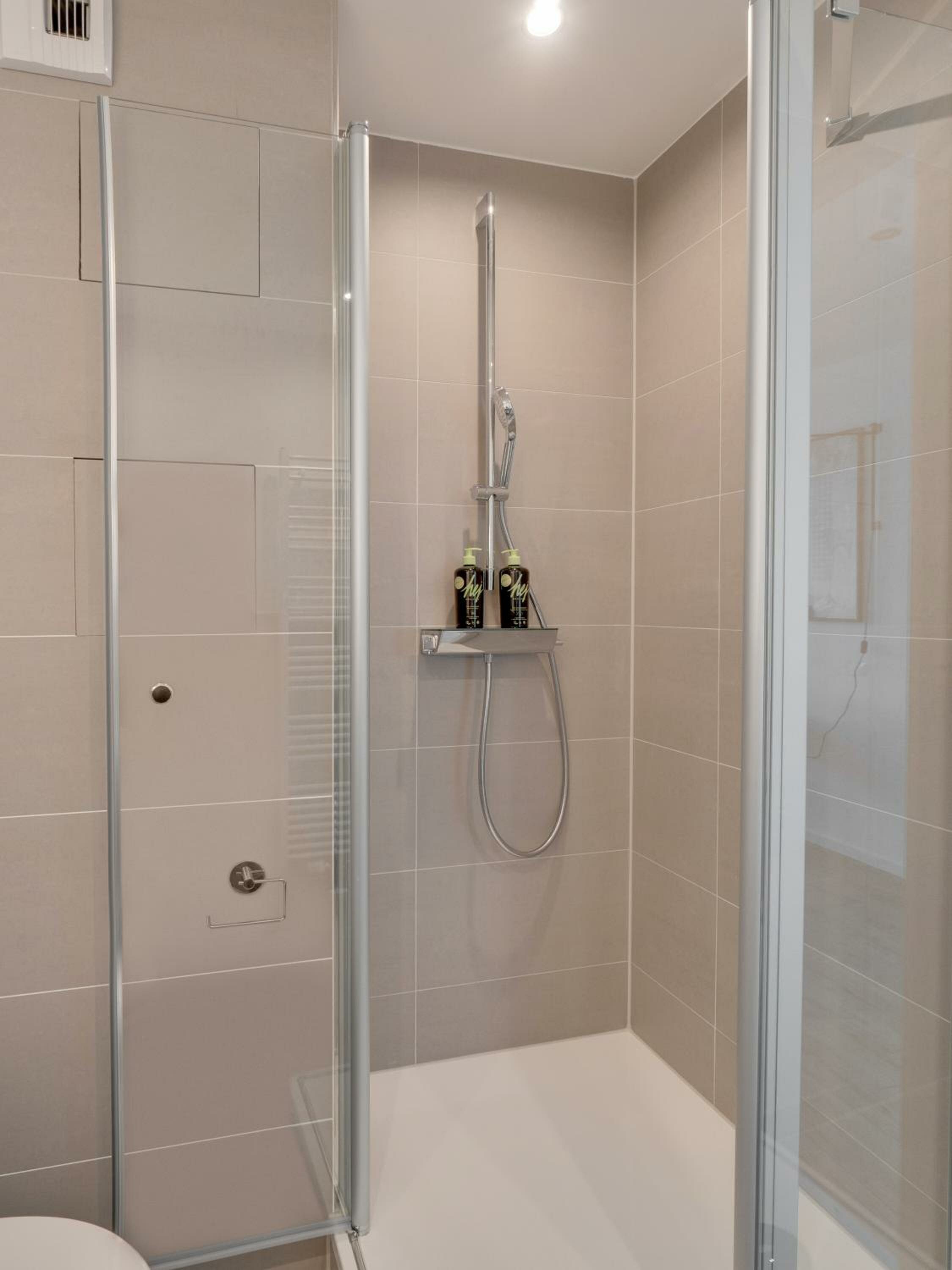 Suite L + seating area