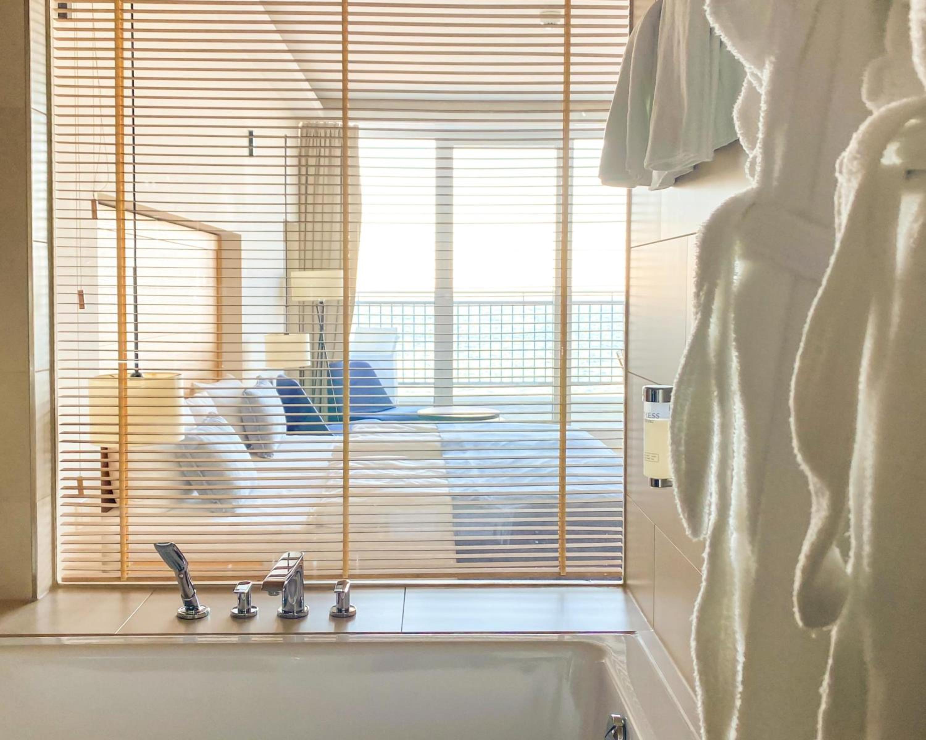 Sea Luxury Double Room with Bath, Balcony and Sea View (no pets)