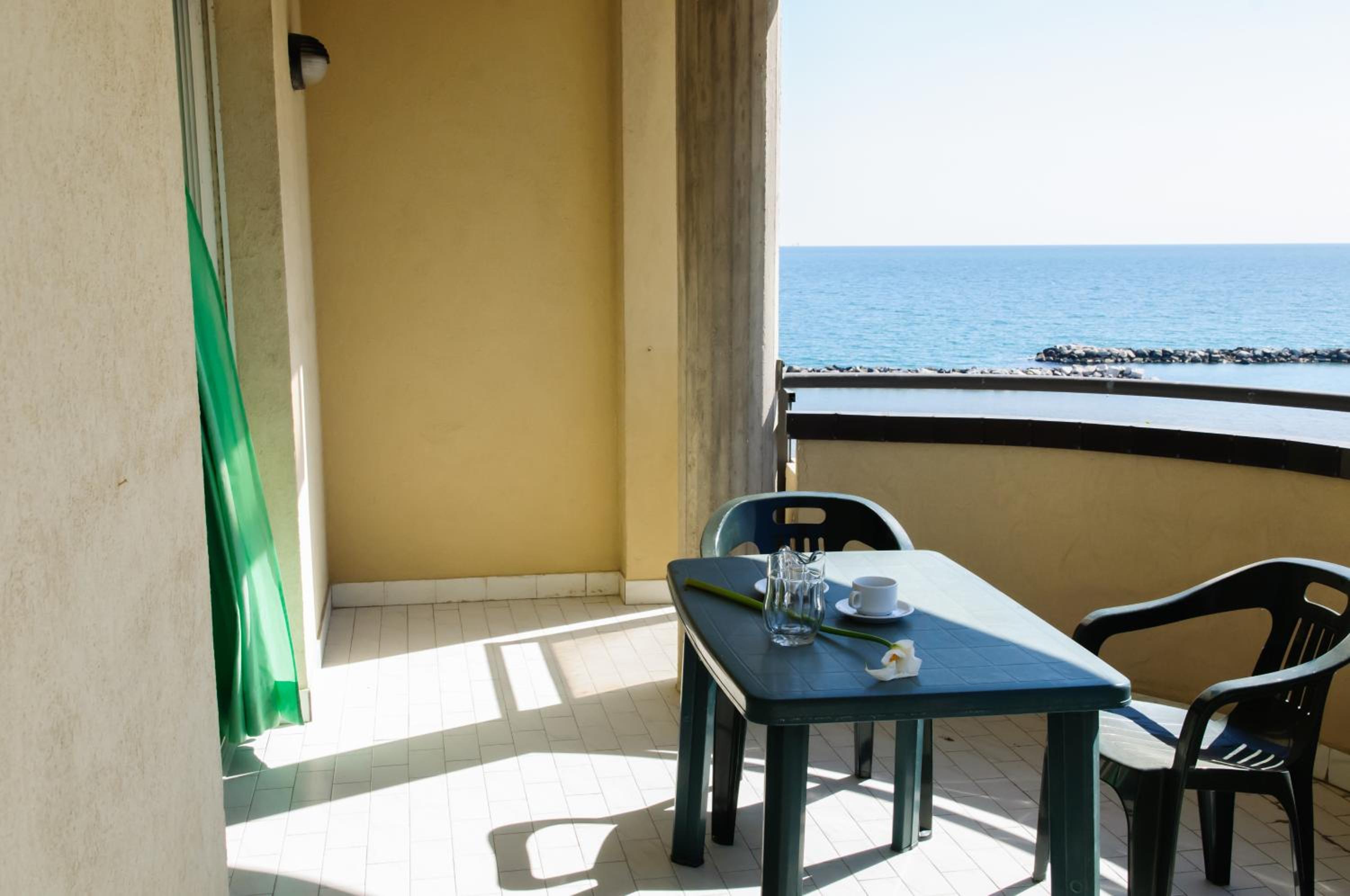  One Bedroom Apartment with Lateral Sea View