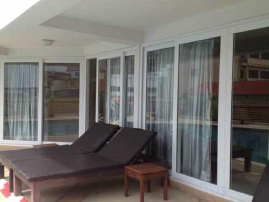 Deluxe Poolside Room