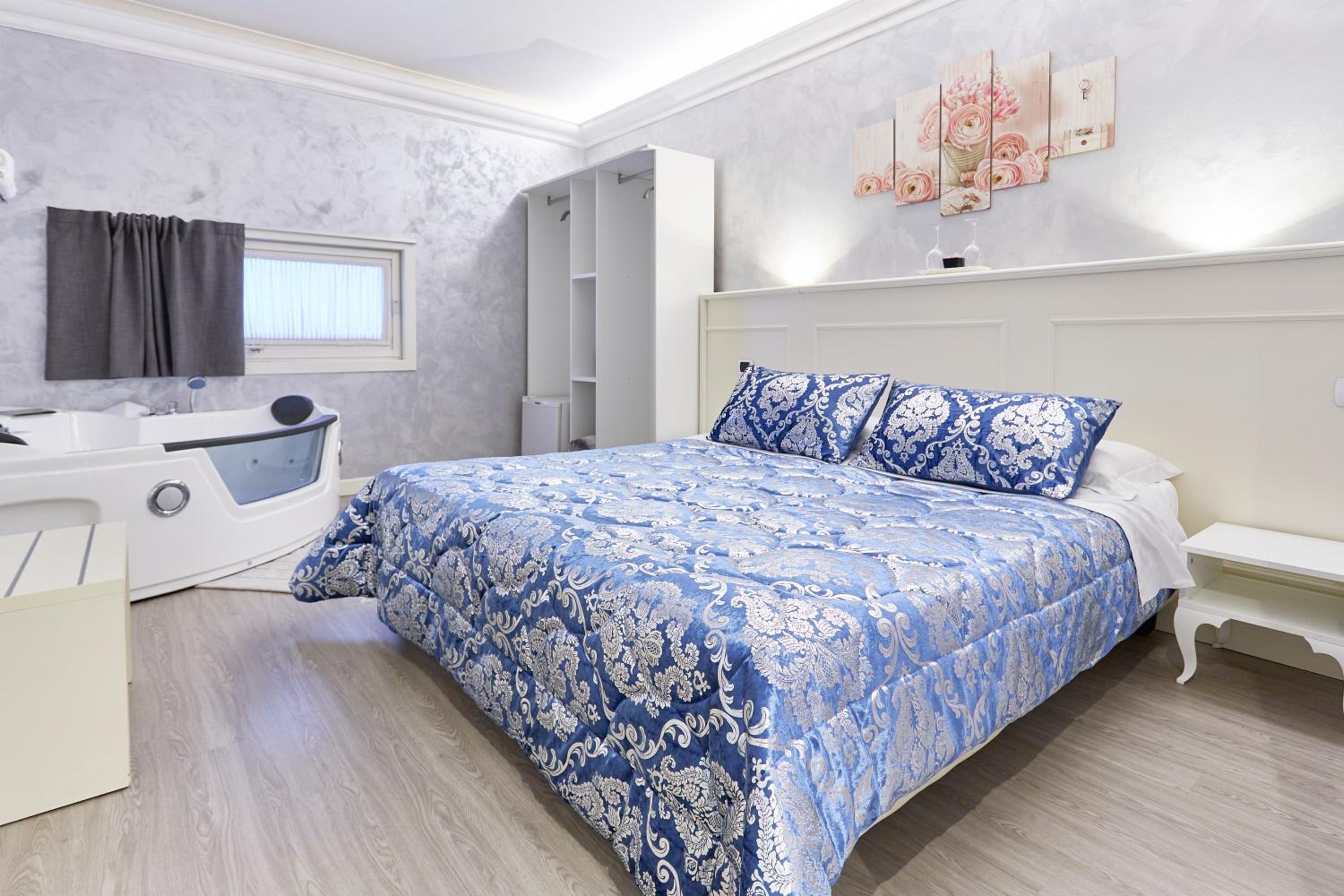 Queen Room with Spa Bath