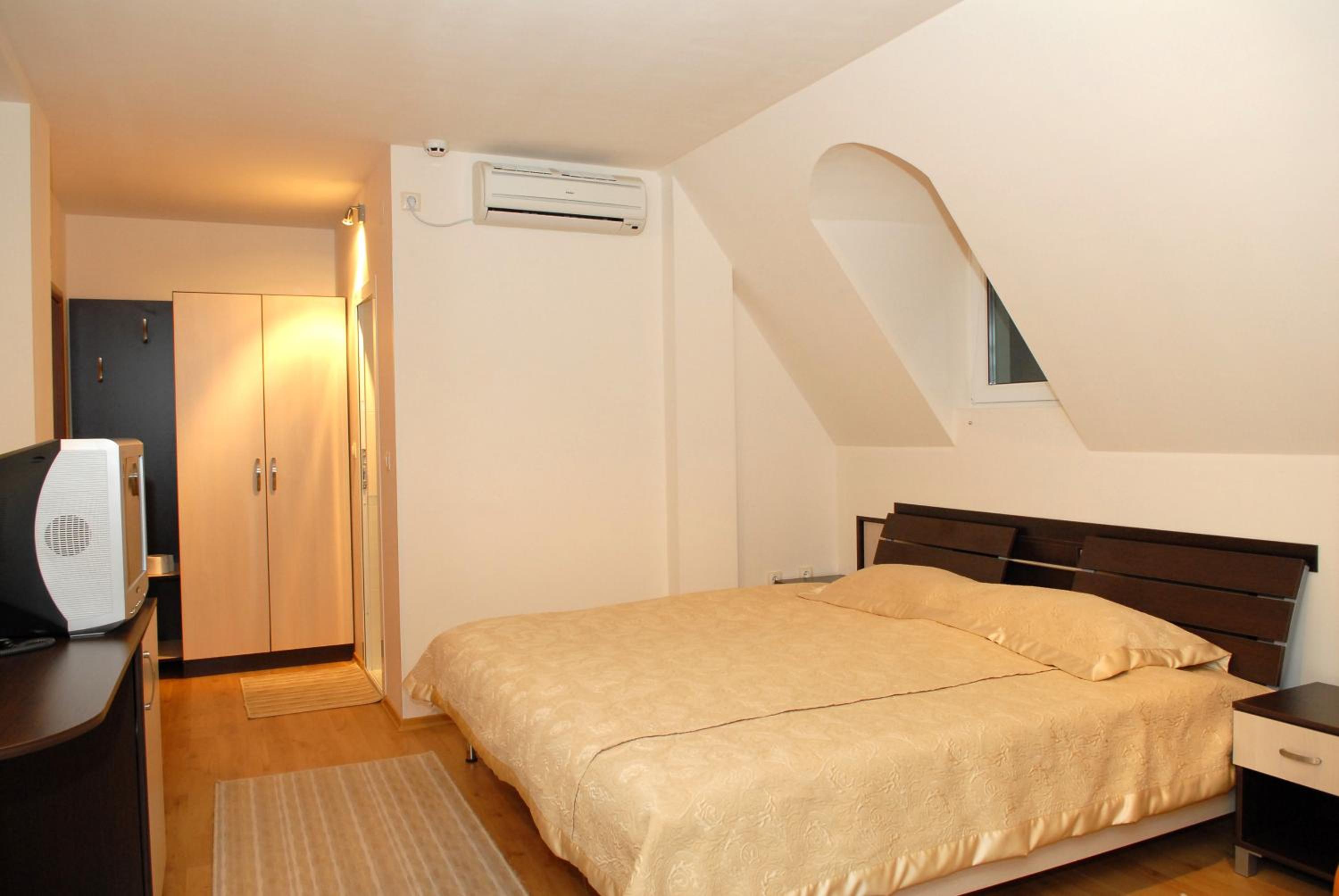 Deluxe Double Room with Extra Bed (3 Adults)