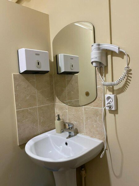 Двухместный номер с 2 отдельными кроватями и общим туалетом