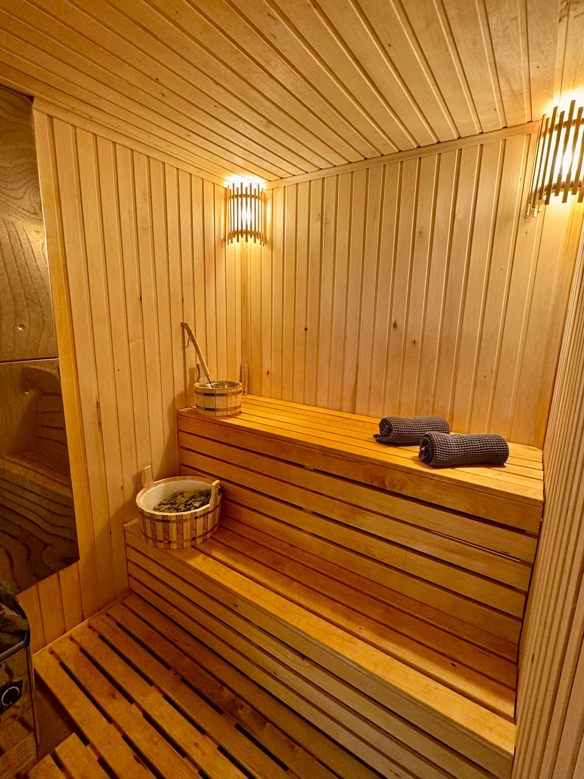 Дом с сауной и чаном с видом на ели