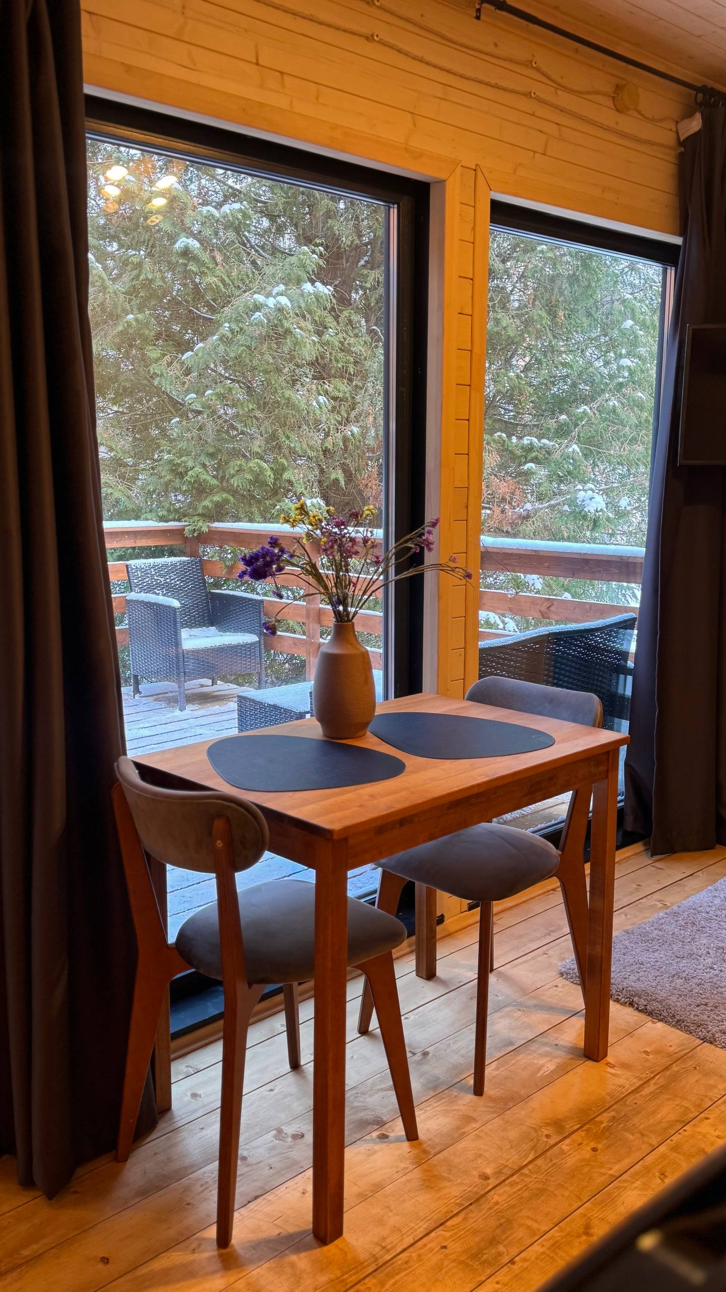 Домик у пруда