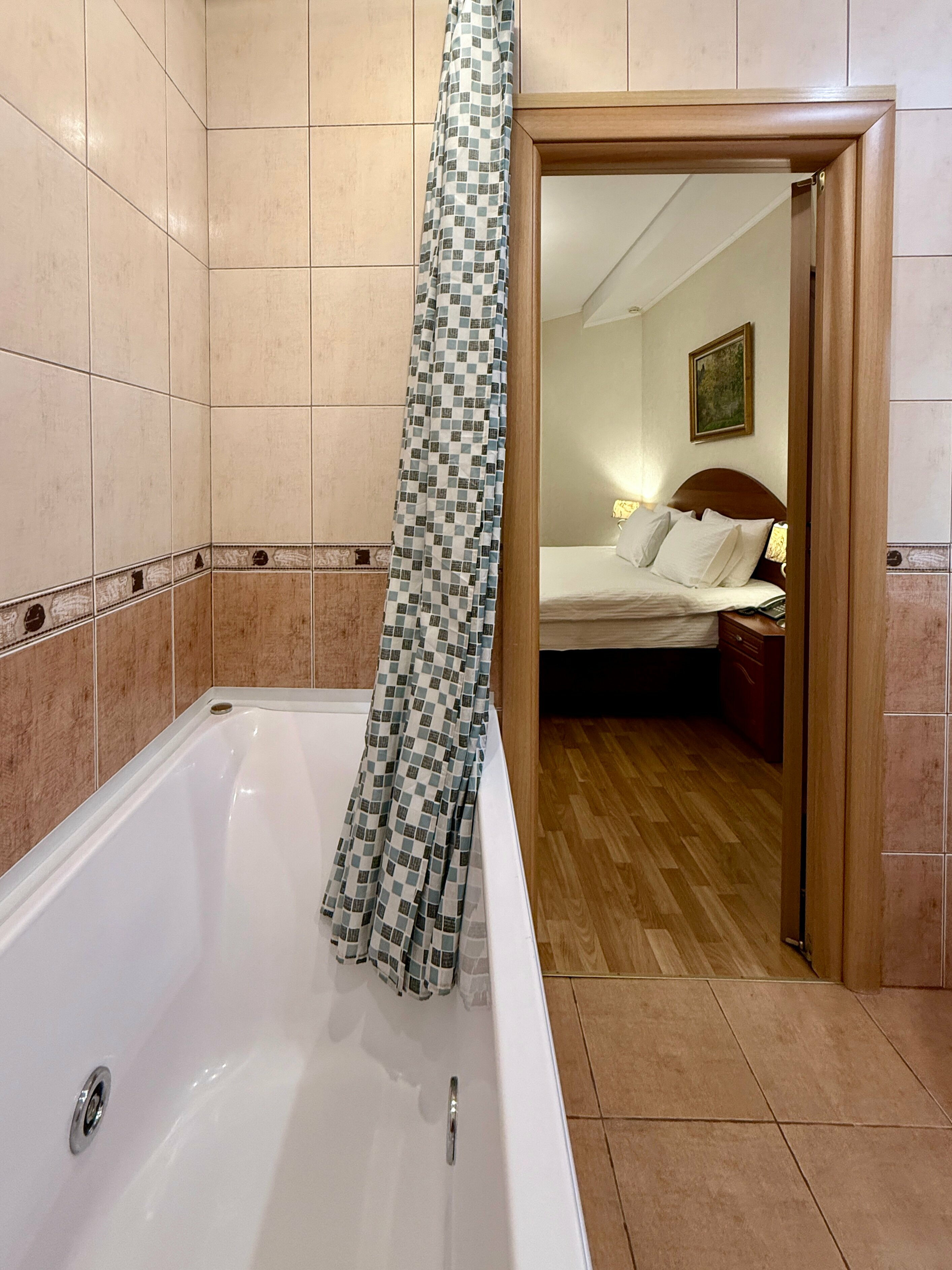 Улучшенный стандарт с одной двуспальной или двумя раздельными кроватями