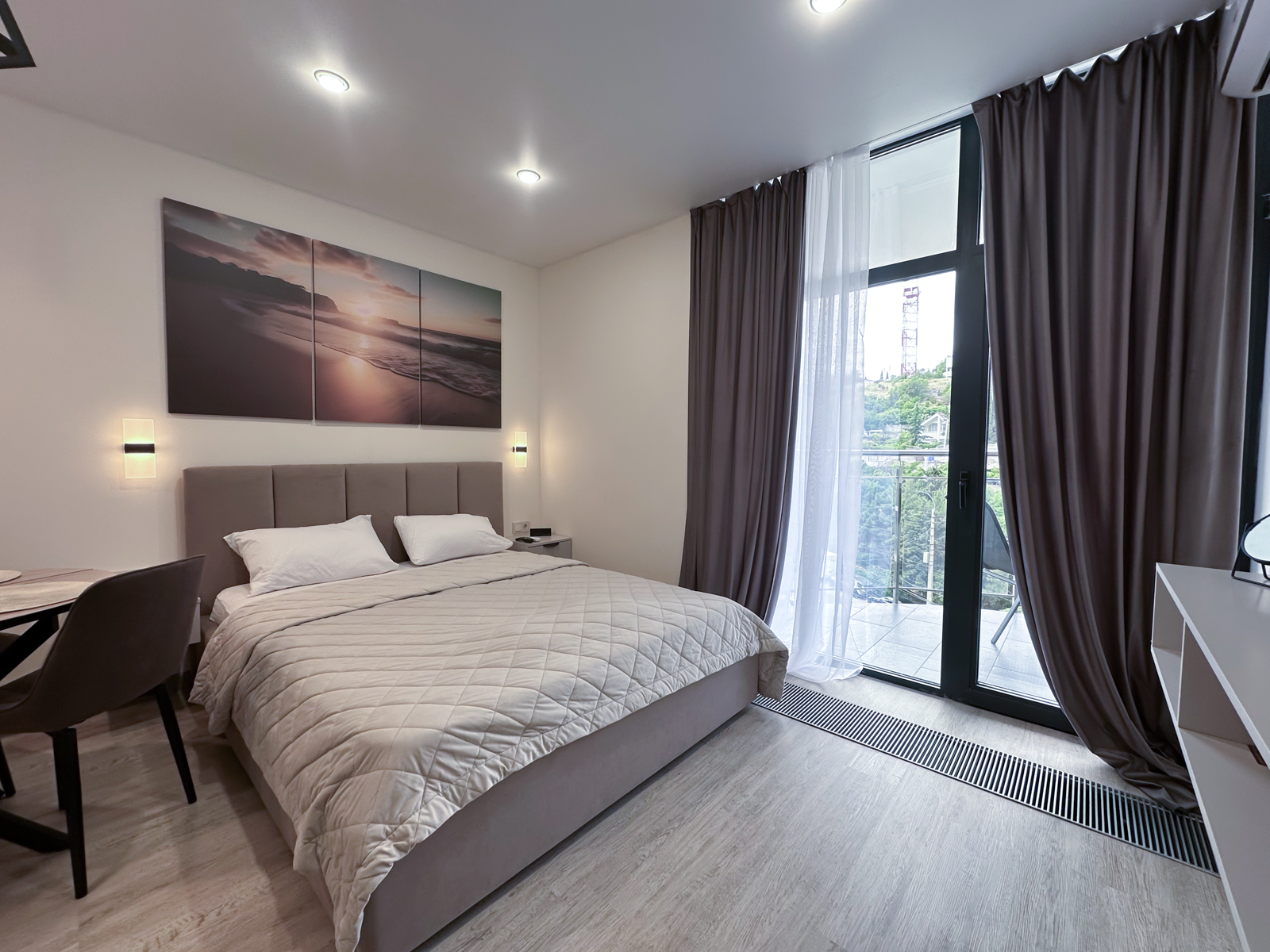 Дизайнерская студия LS-DREAM VACATION отдых мечты в Алуште - вид на город и горы с 5 этажа