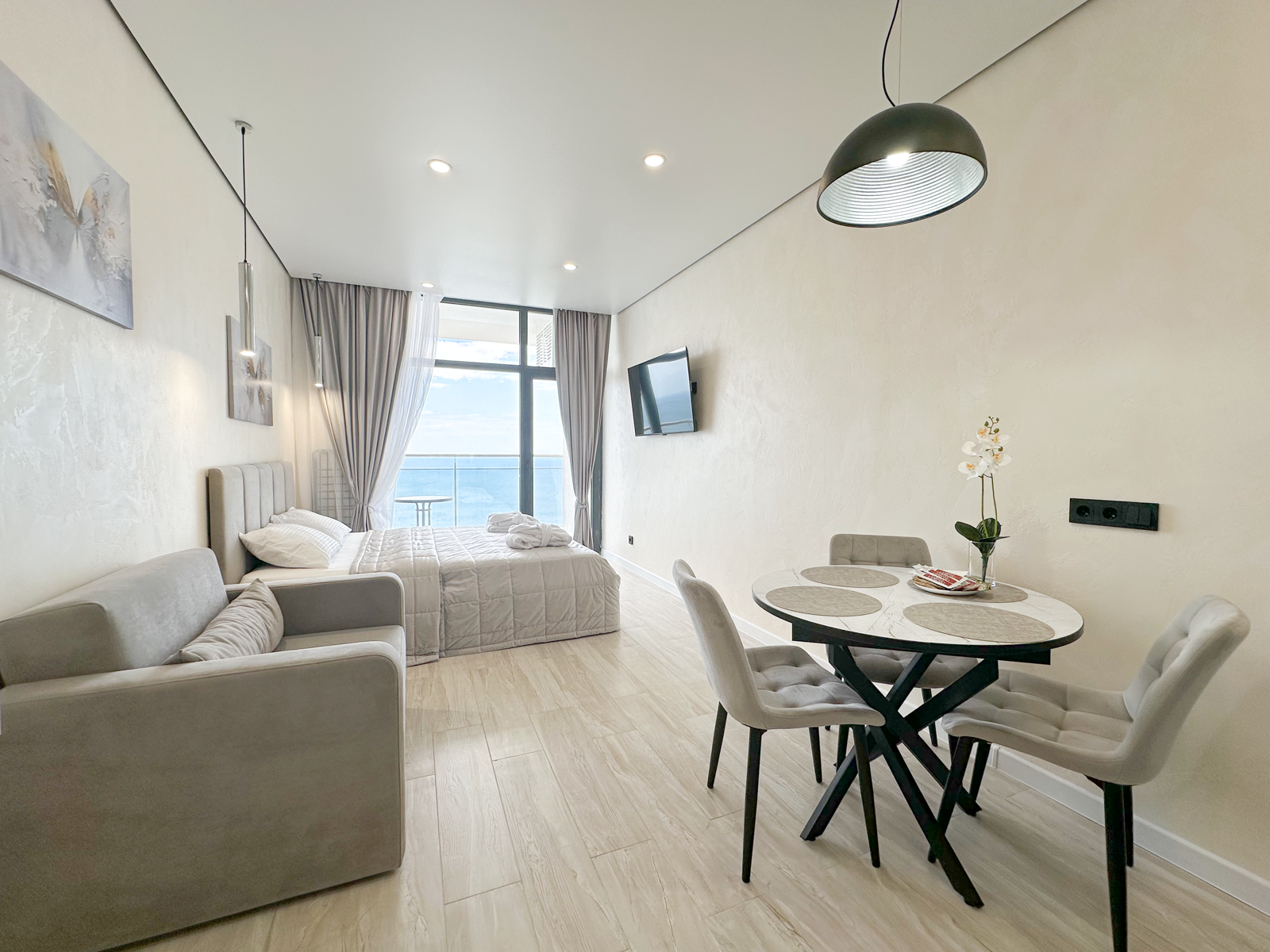 Дизайнерская студия  LS-LUX-SUNSHINE в Алуште - вид на море с 15 этажа