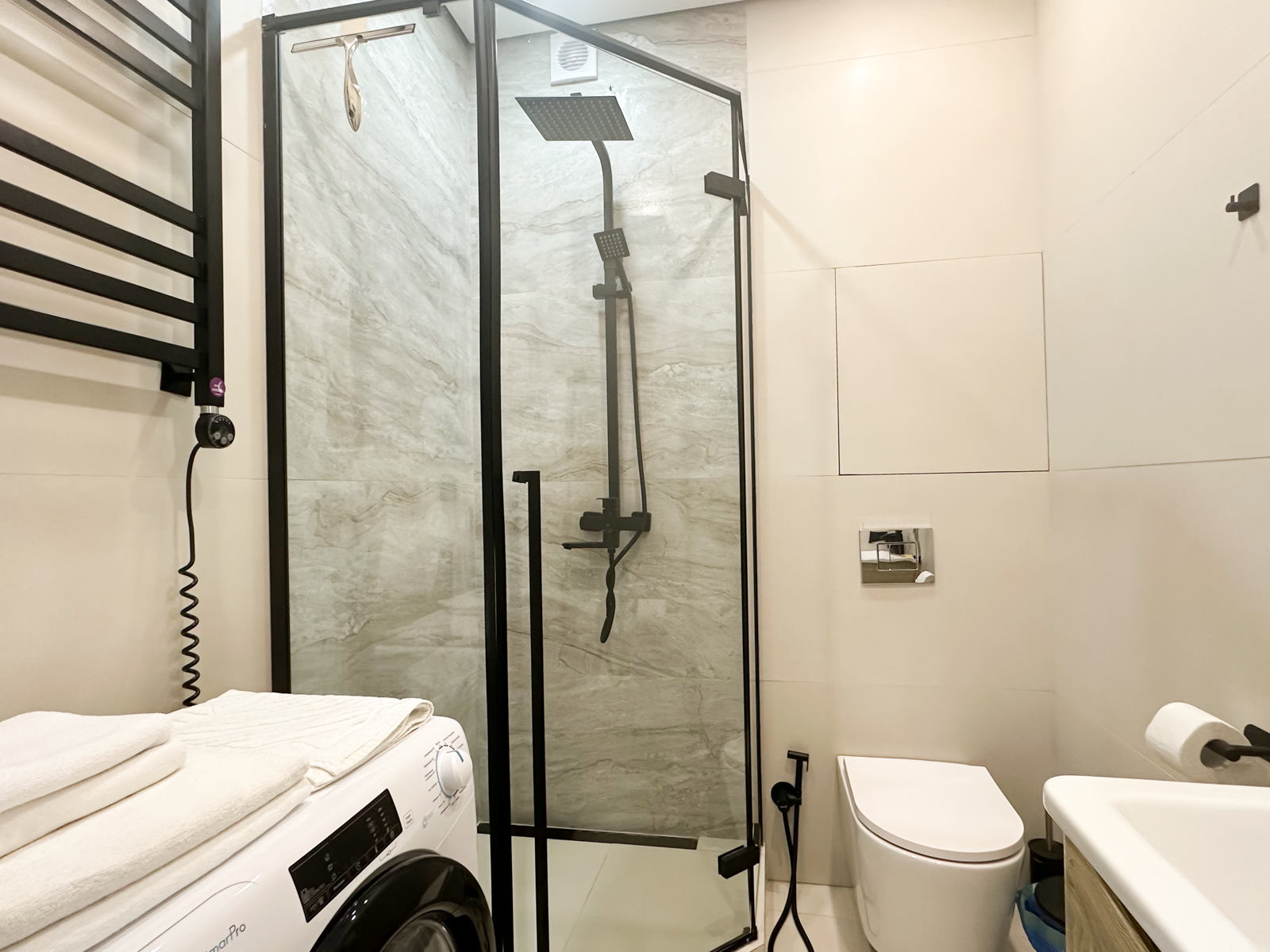 Дизайнерская студия  LS-LUX-SUNNY MOOD отличное настроение в Алуште - вид на горы и море с 15 этажа