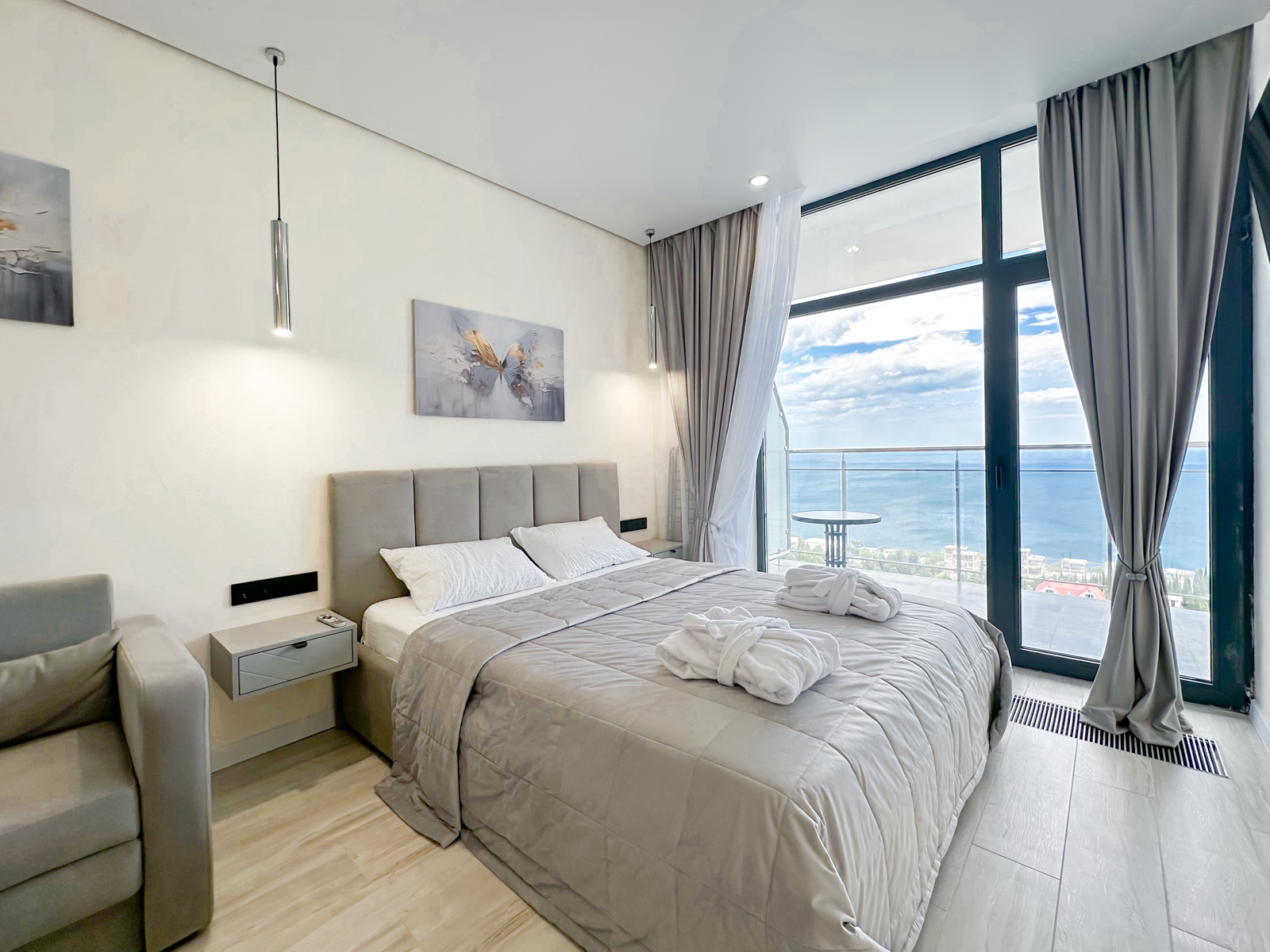 Дизайнерская студия  LS-LUX-SUNSHINE в Алуште - вид на море с 15 этажа