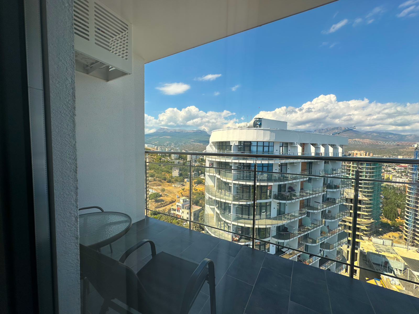 Дизайнерская студия  LS - LUX- BEAUTIFUL DAYS прекрасные дни в Алуште - вид на горы и море с 15 этажа